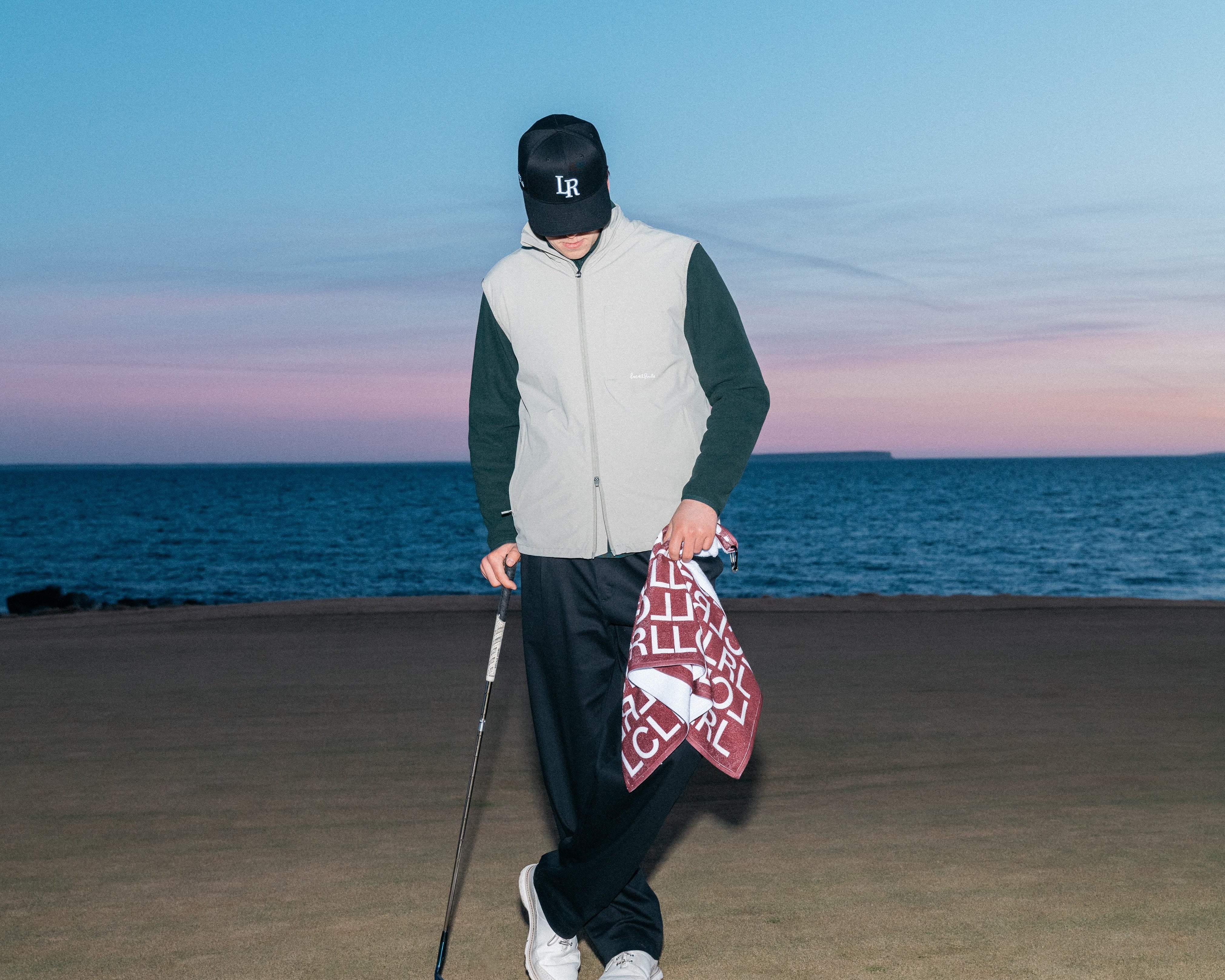 Golfspelare med klubba på en grön bana, text om medlemsskap golf och tips för medlemskap 2025