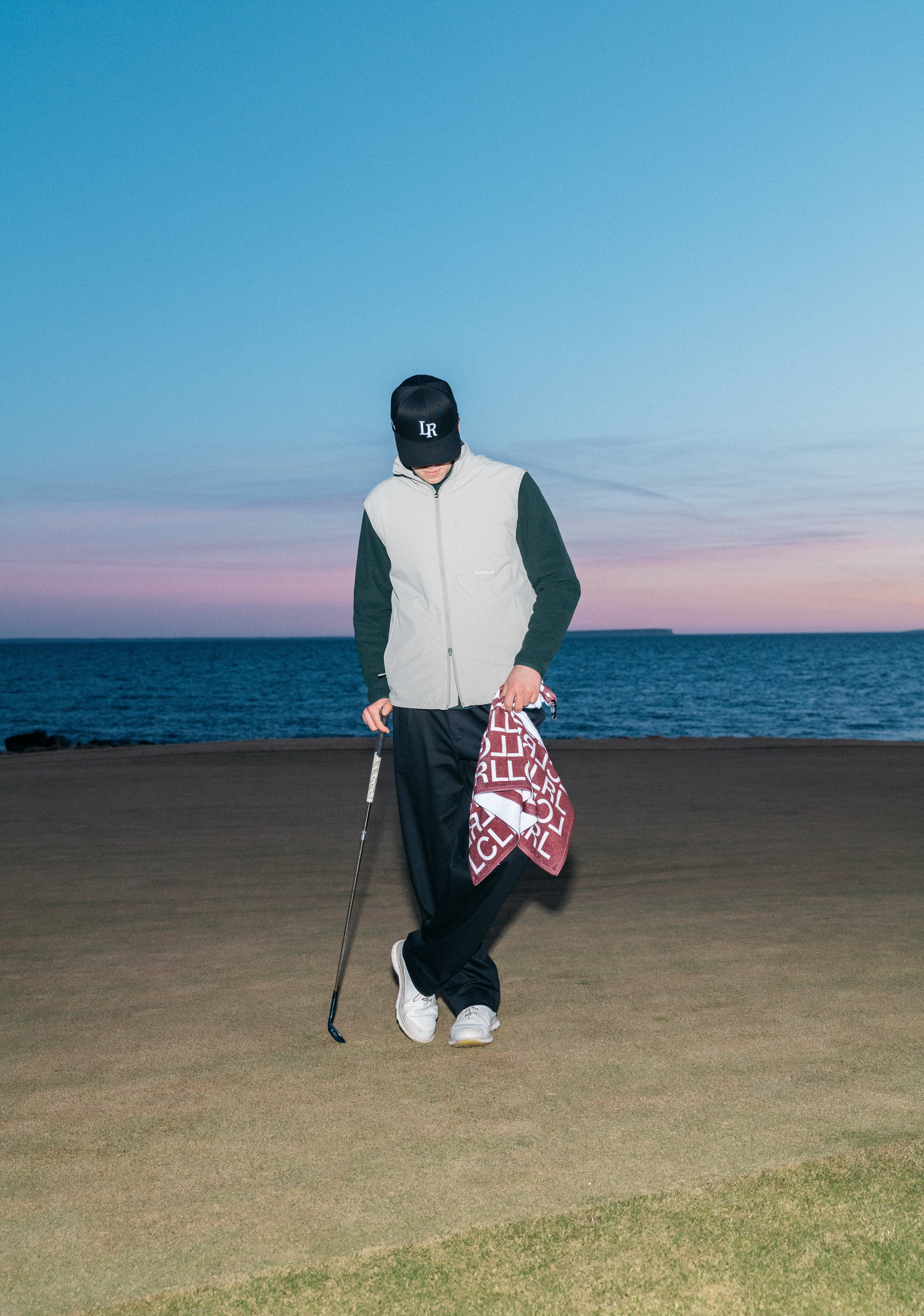 Golfspelare med klubba på en grön bana, text om medlemsskap golf och tips för medlemskap 2025