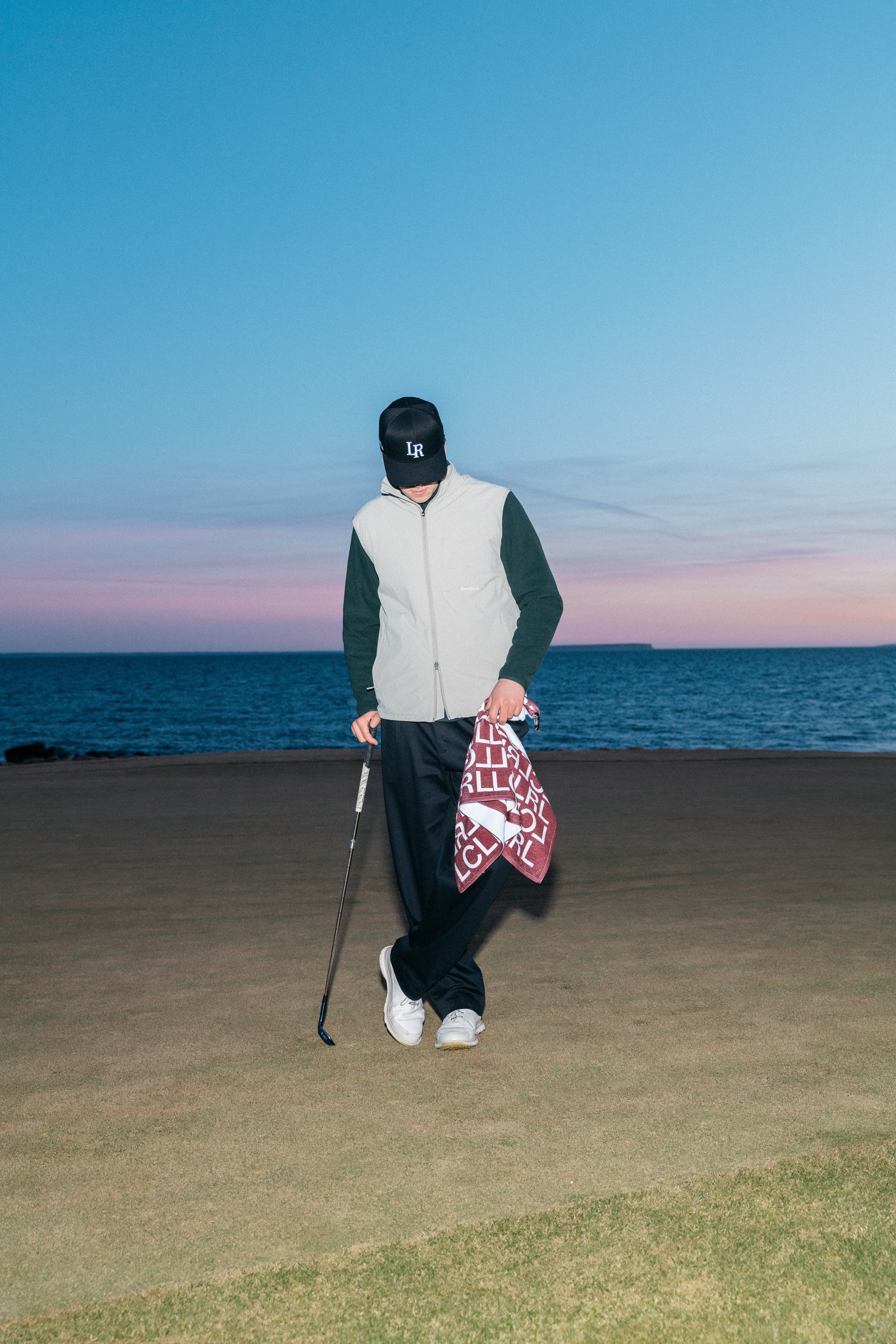 Golfspelare med klubba på en grön bana, text om medlemsskap golf och tips för medlemskap 2025