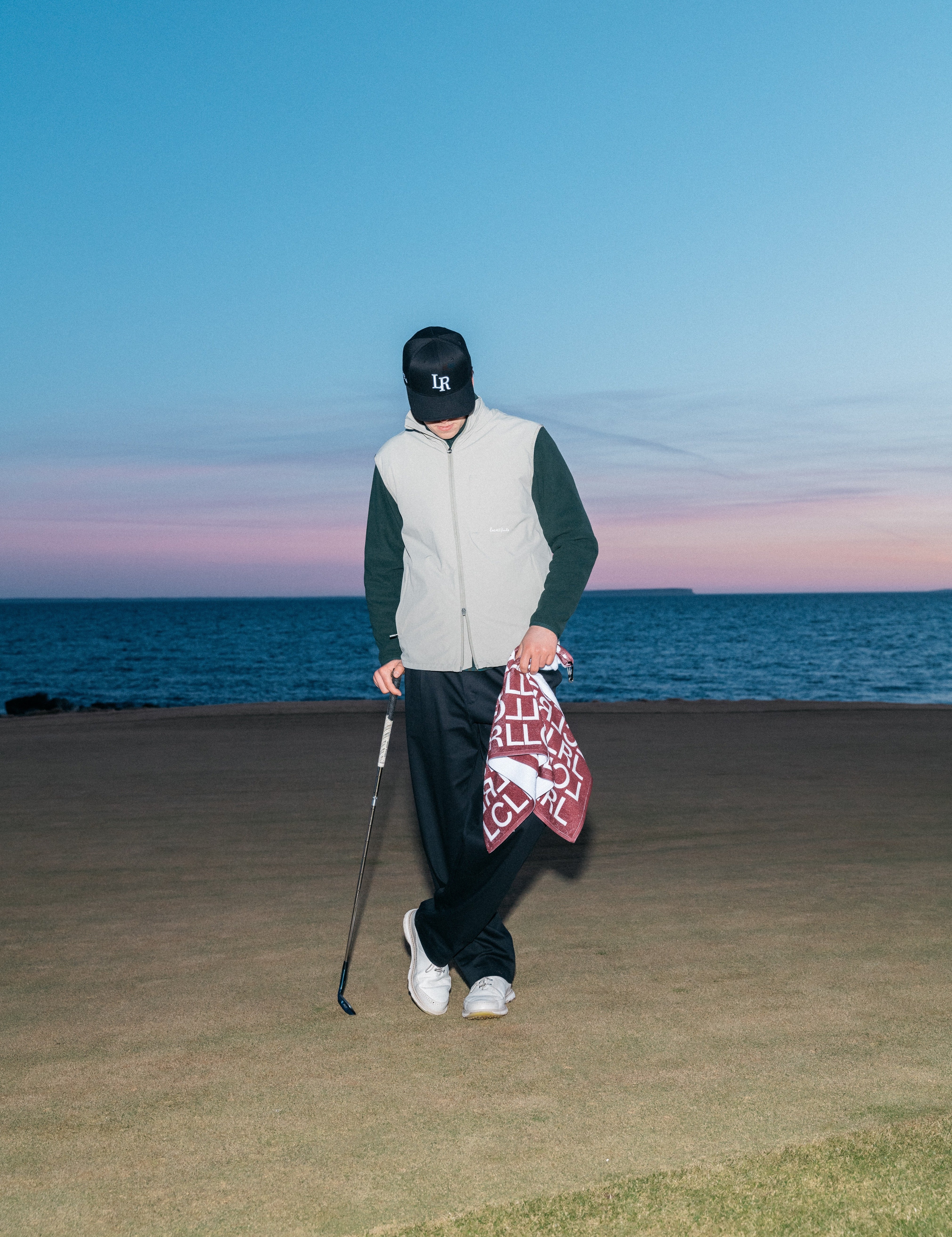 Golfspelare slår ut på bana med scorekort och markör, fokus på handicapgrundande rond och registrering
