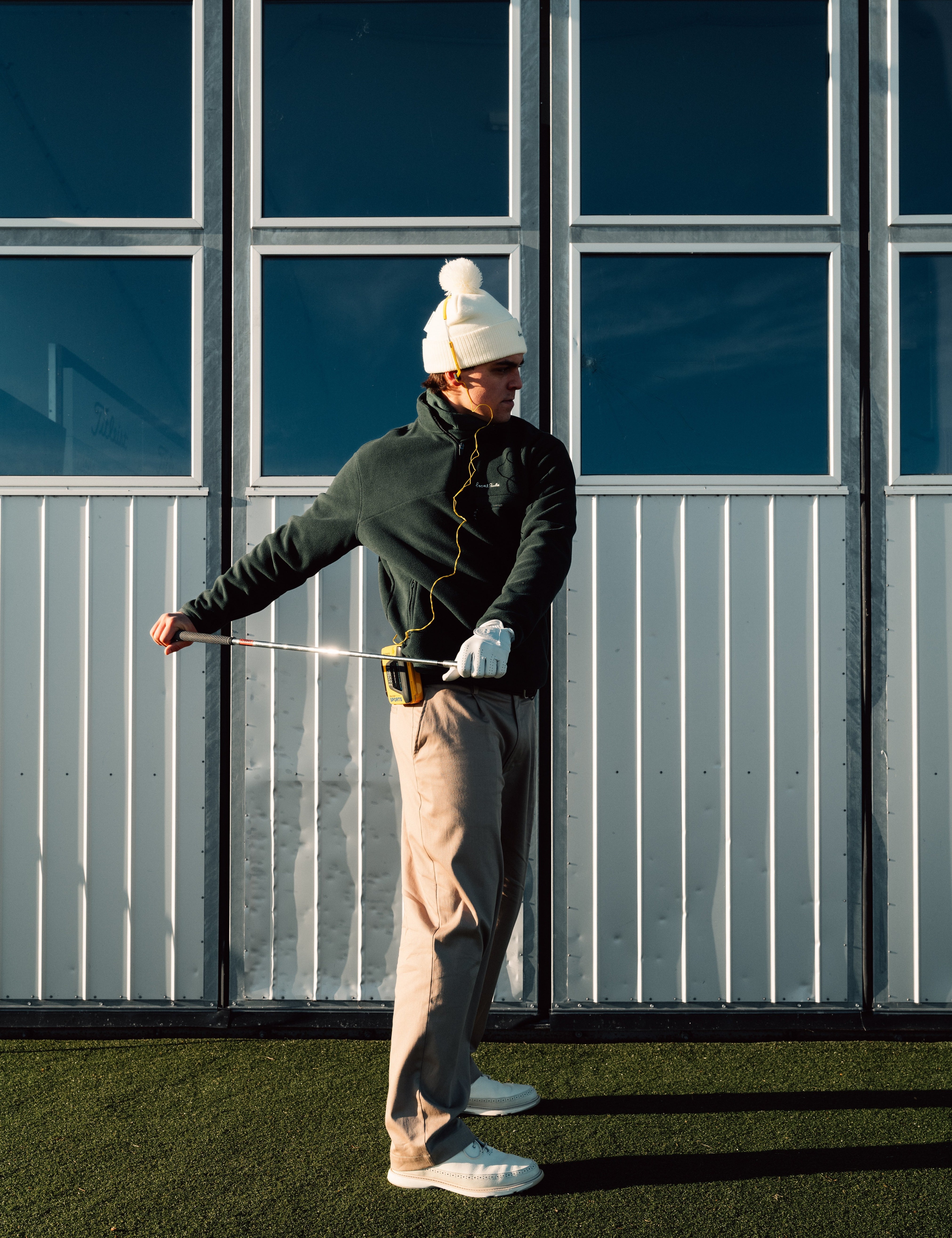 Golfare spelar på öppna golfbanor året runt med vintergreener i kyligt svenskt kustlandskap
