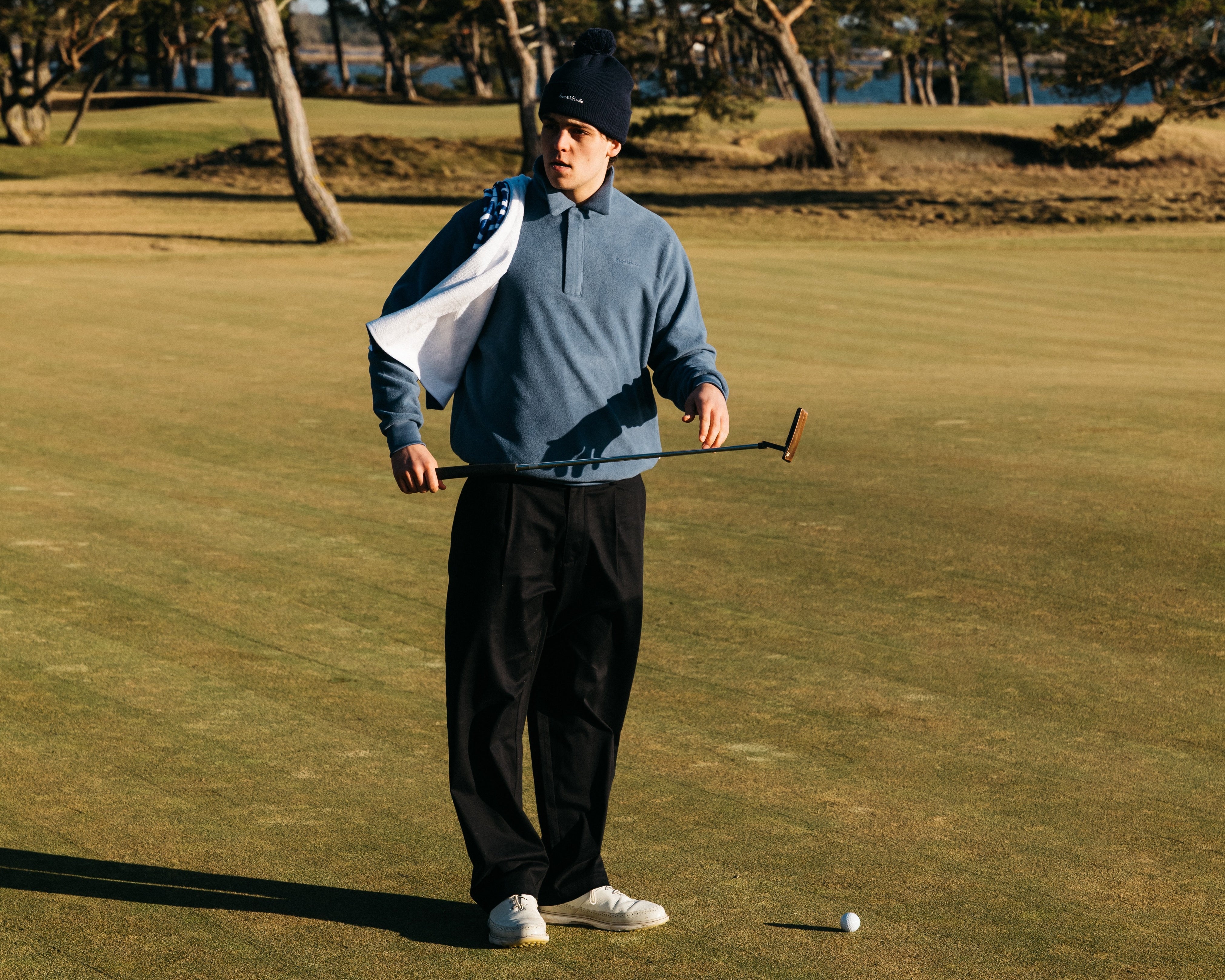 Golfspelare som fokuserar på scorekort under runda för effektiv golf handicap sänkning enligt WHS-systemet