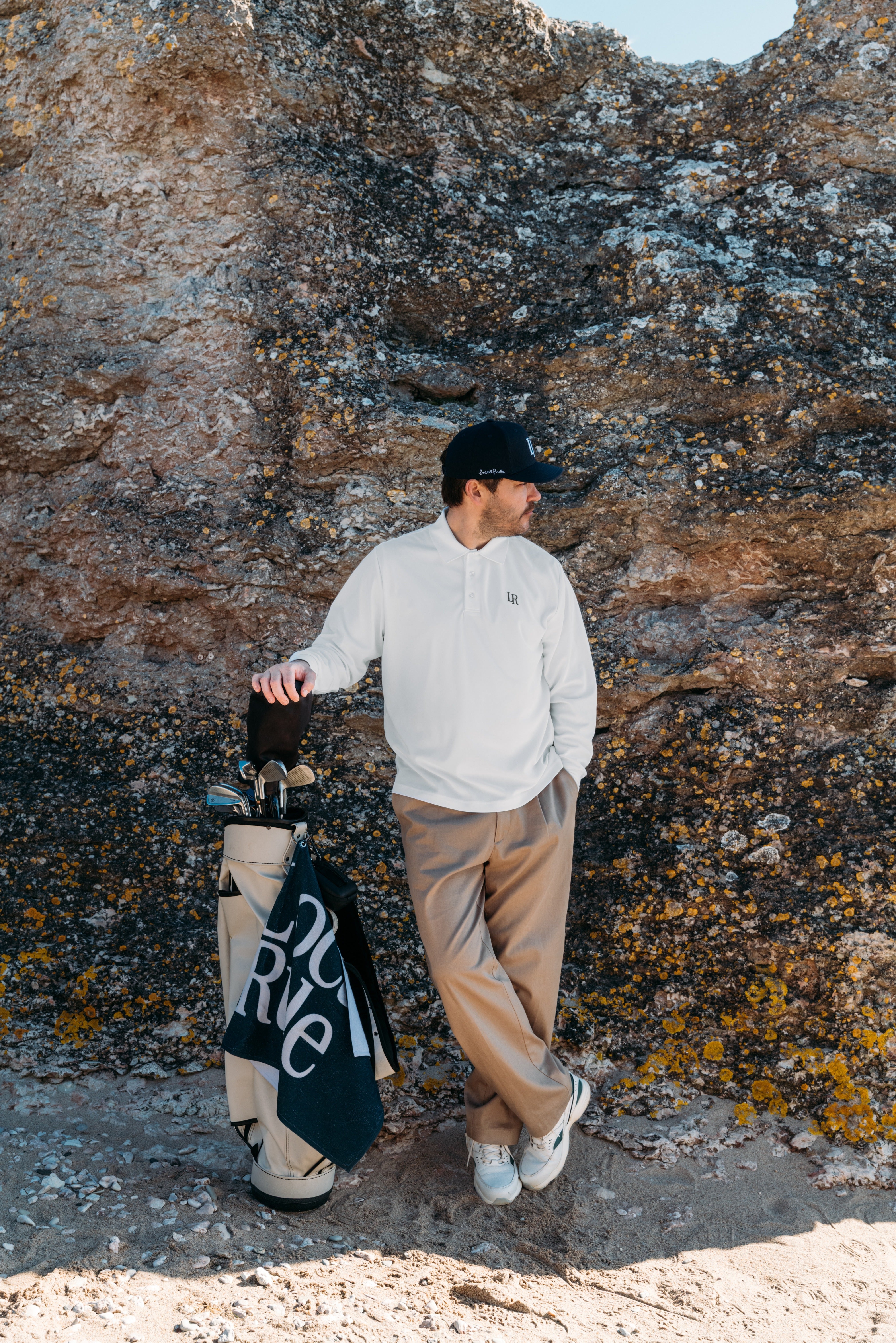 Golfspelare jämför längd på golfklubbor på green för att optimera kontroll, bollträff och fart