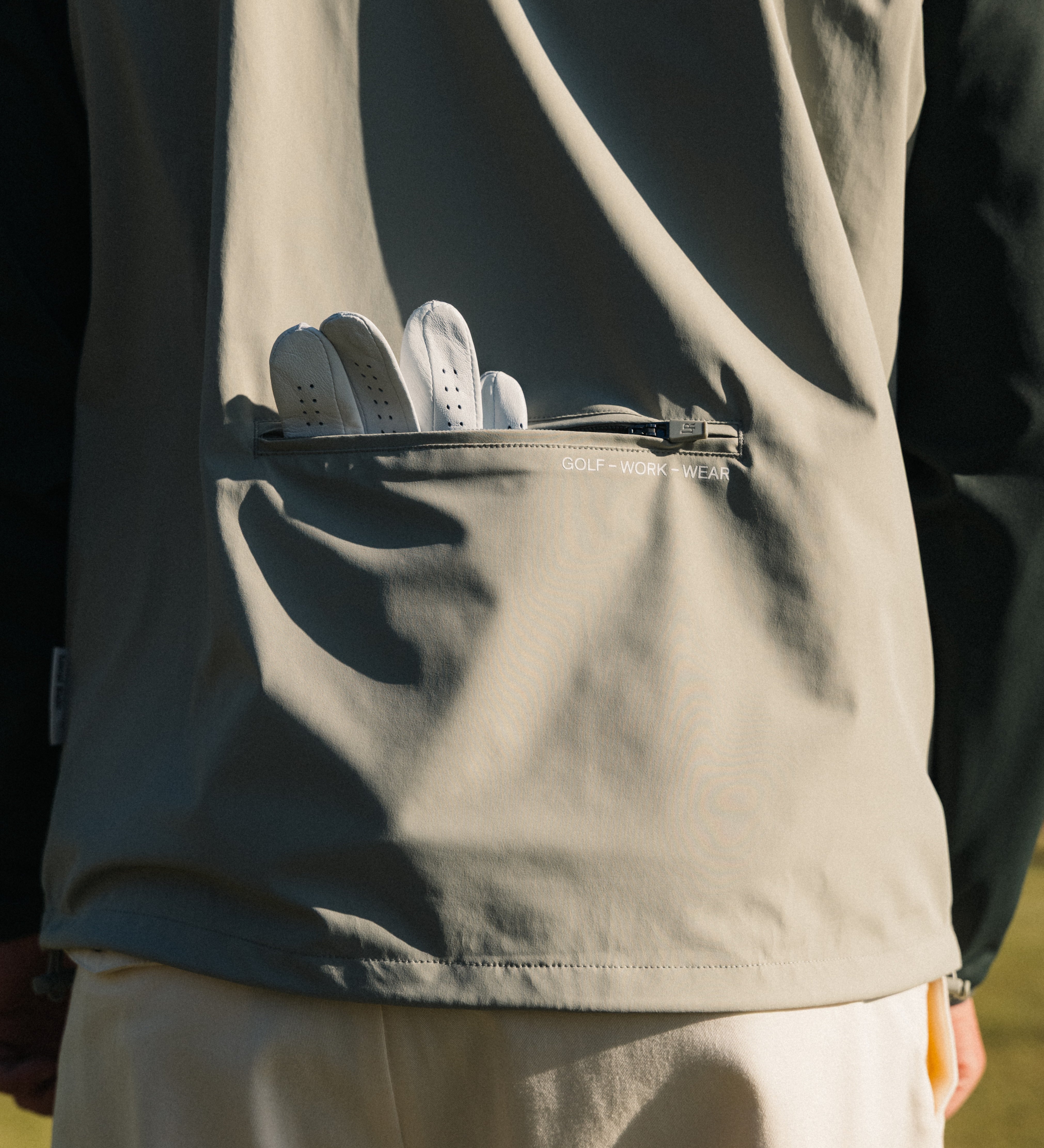 Olika golfklubbar uppställda på green intill golfbag, visar valmöjligheter och material för alla spelare