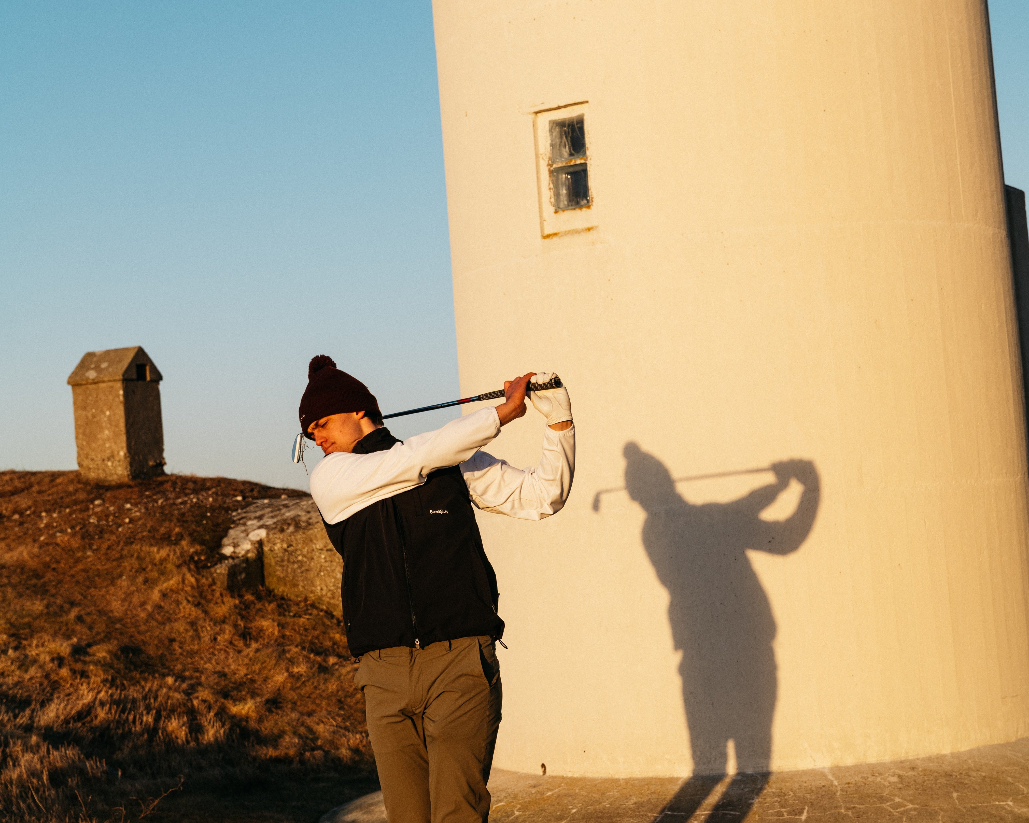 Närbild på golf skaft i olika material och färger, jämförelse av flex och vikt på gräsmatta