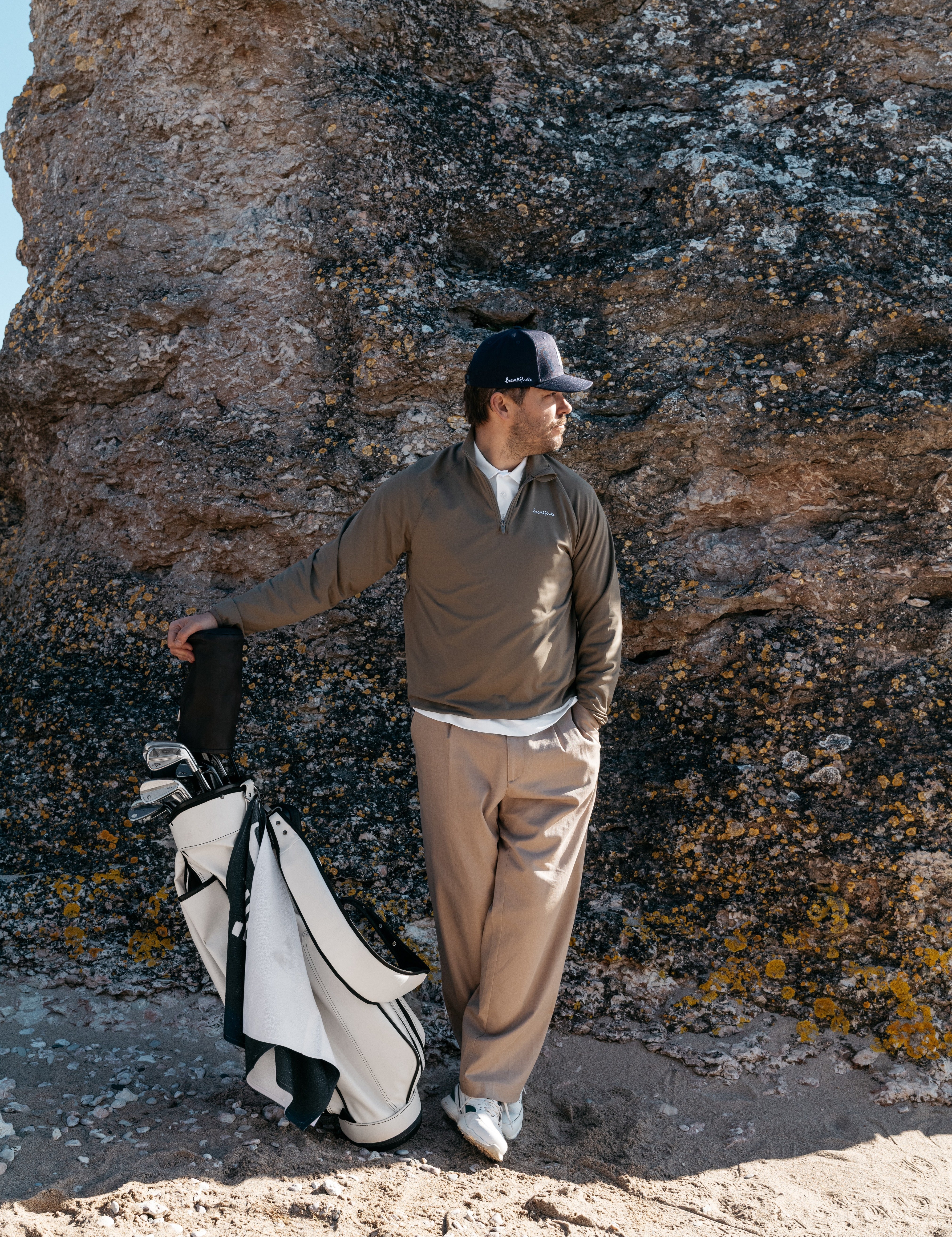 Personcaddie hjälper golfspelare med caddy golf genom att hantera elvagn och ge strategiska råd på banan
