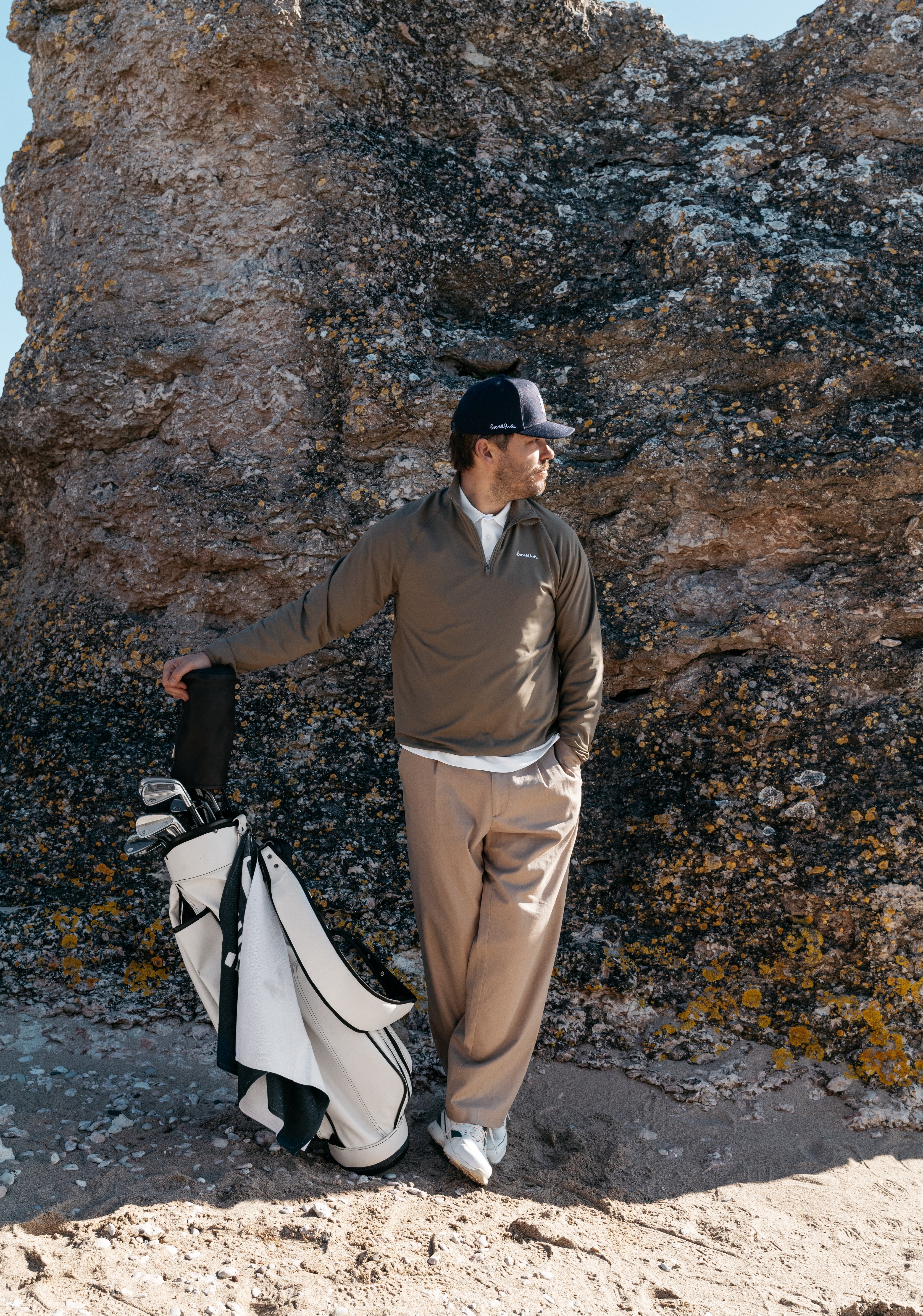Personcaddie hjälper golfspelare med caddy golf genom att hantera elvagn och ge strategiska råd på banan