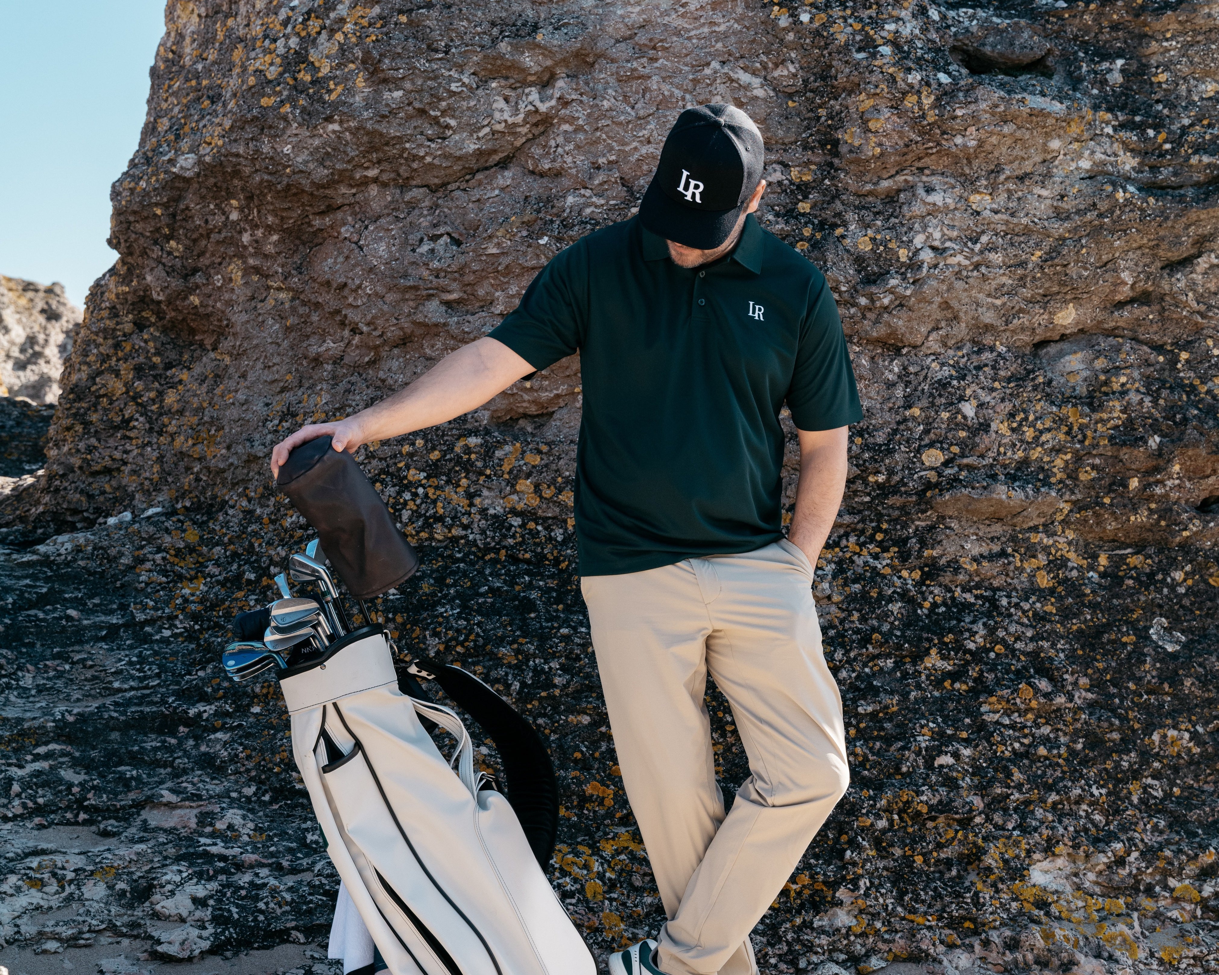 Nybörjare tränar golf på en 9-hålsbana i Stockholm under en nybörjarkurs golf stockholm