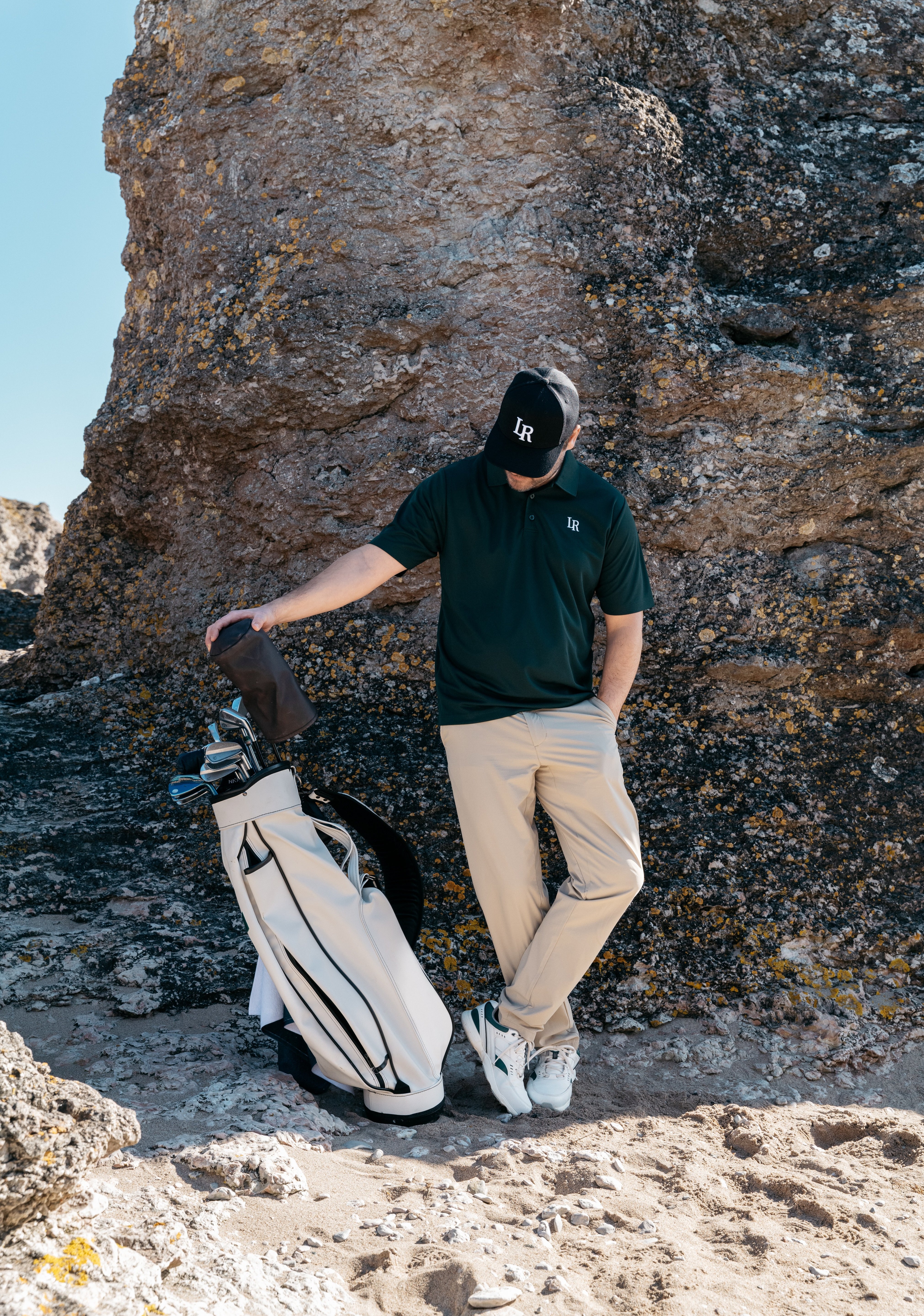 Nybörjare tränar golf på en 9-hålsbana i Stockholm under en nybörjarkurs golf stockholm