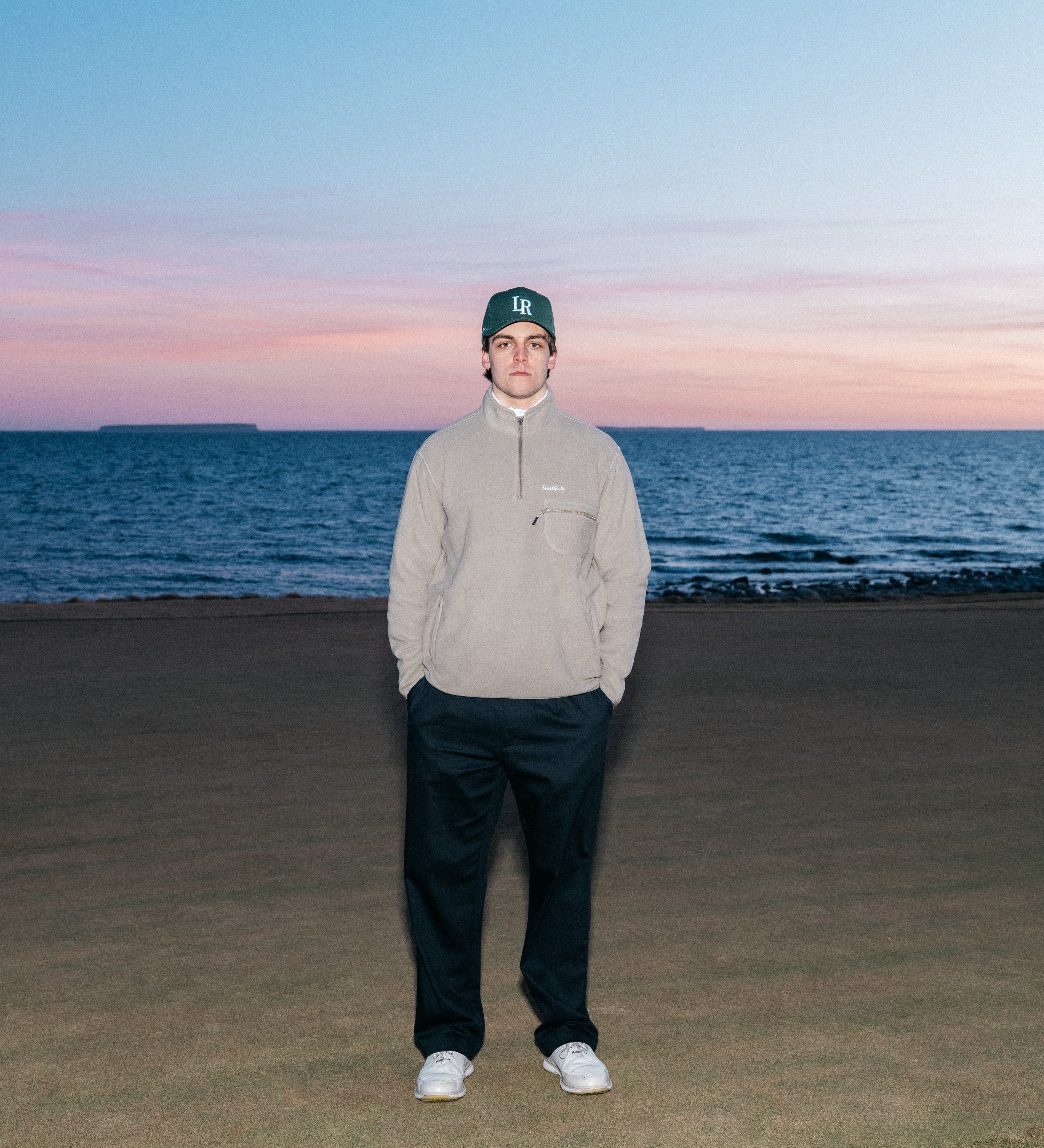 Golfspelare jämför sina handicap på green medan smart golfutrustning och olika tee-val syns i bakgrunden