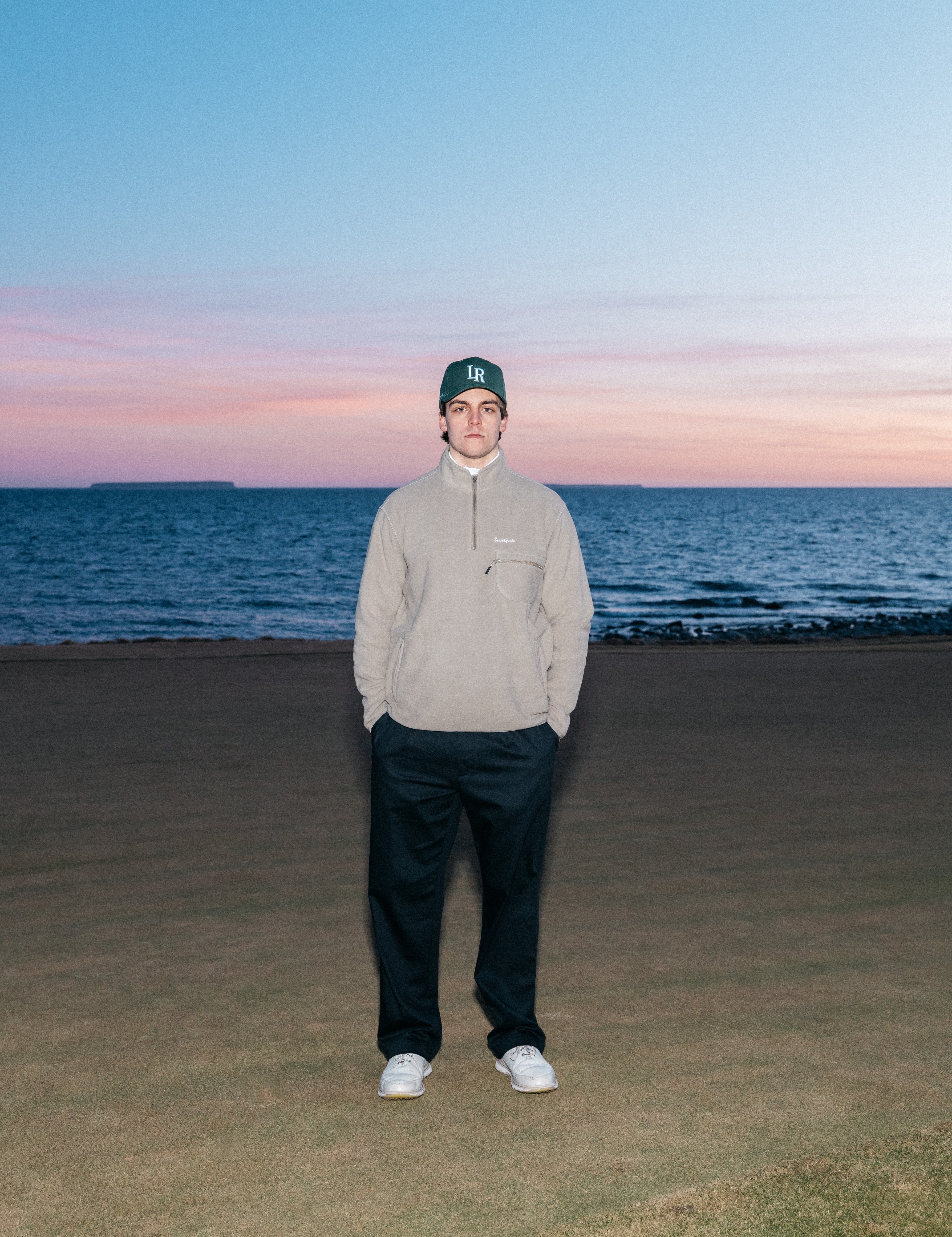 Golfspelare jämför sina handicap på green medan smart golfutrustning och olika tee-val syns i bakgrunden
