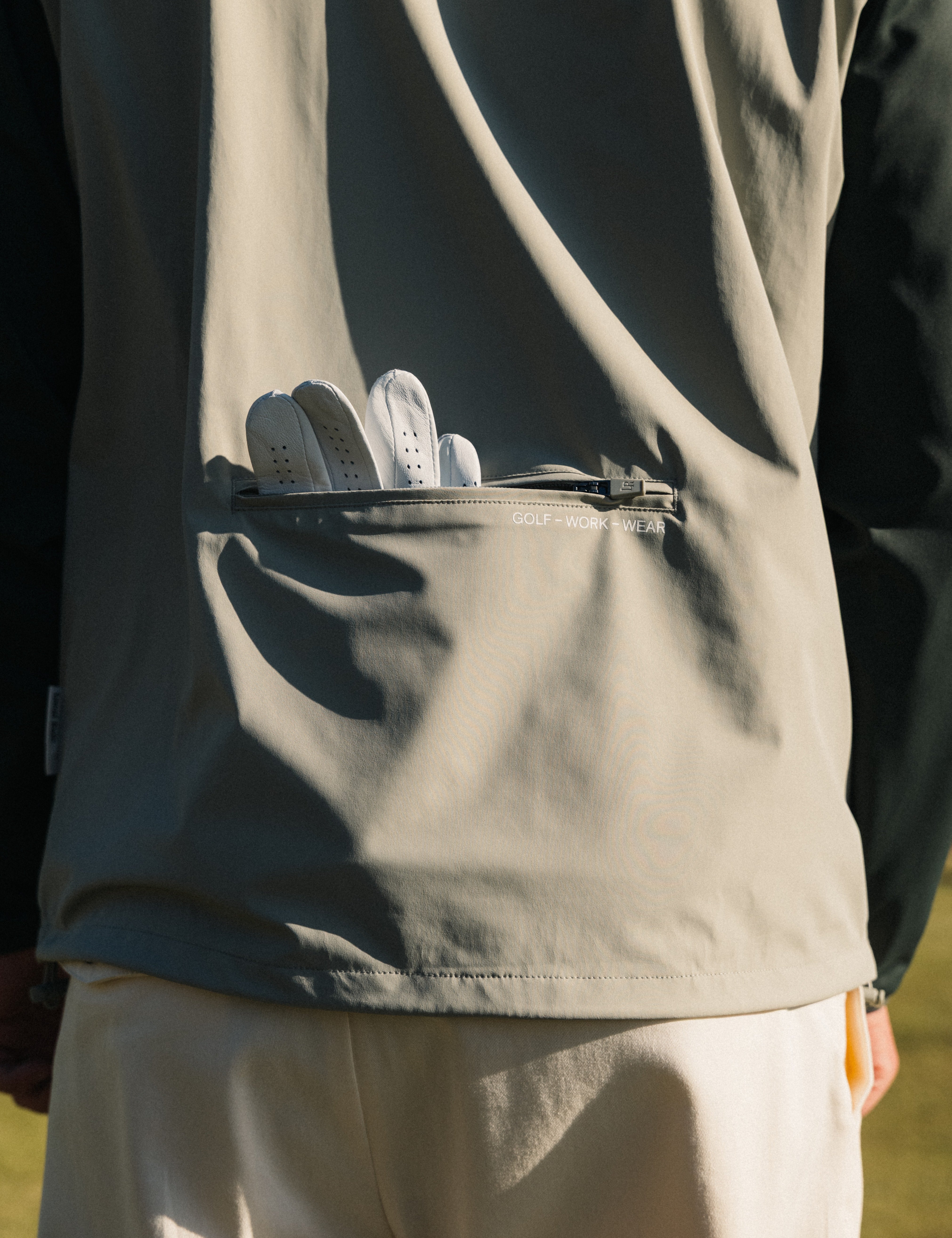 Fjorton golfklubbor i en bag på greenen, fokus på max antal klubbor golf och regelmässig utrustning
