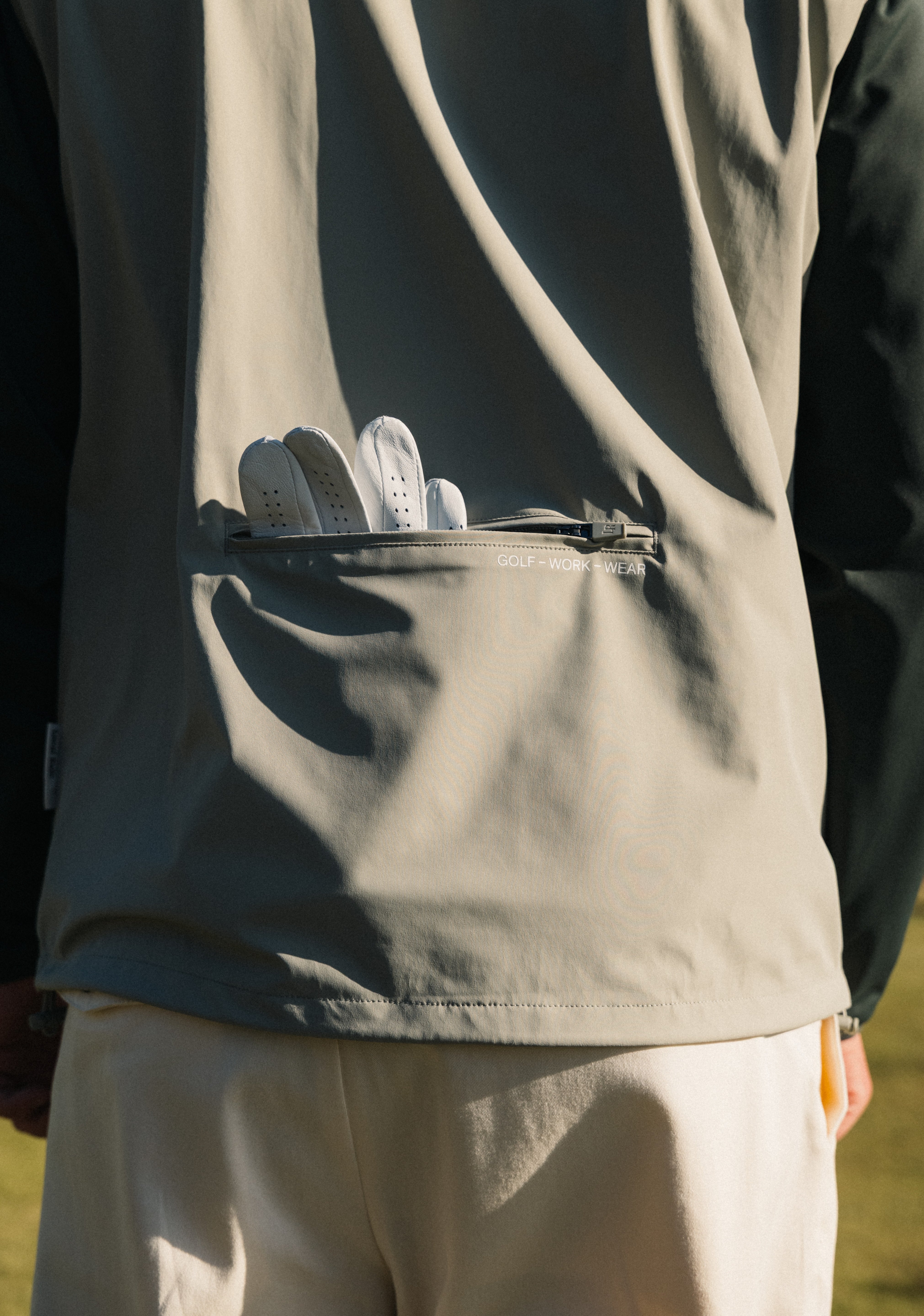Fjorton golfklubbor i en bag på greenen, fokus på max antal klubbor golf och regelmässig utrustning