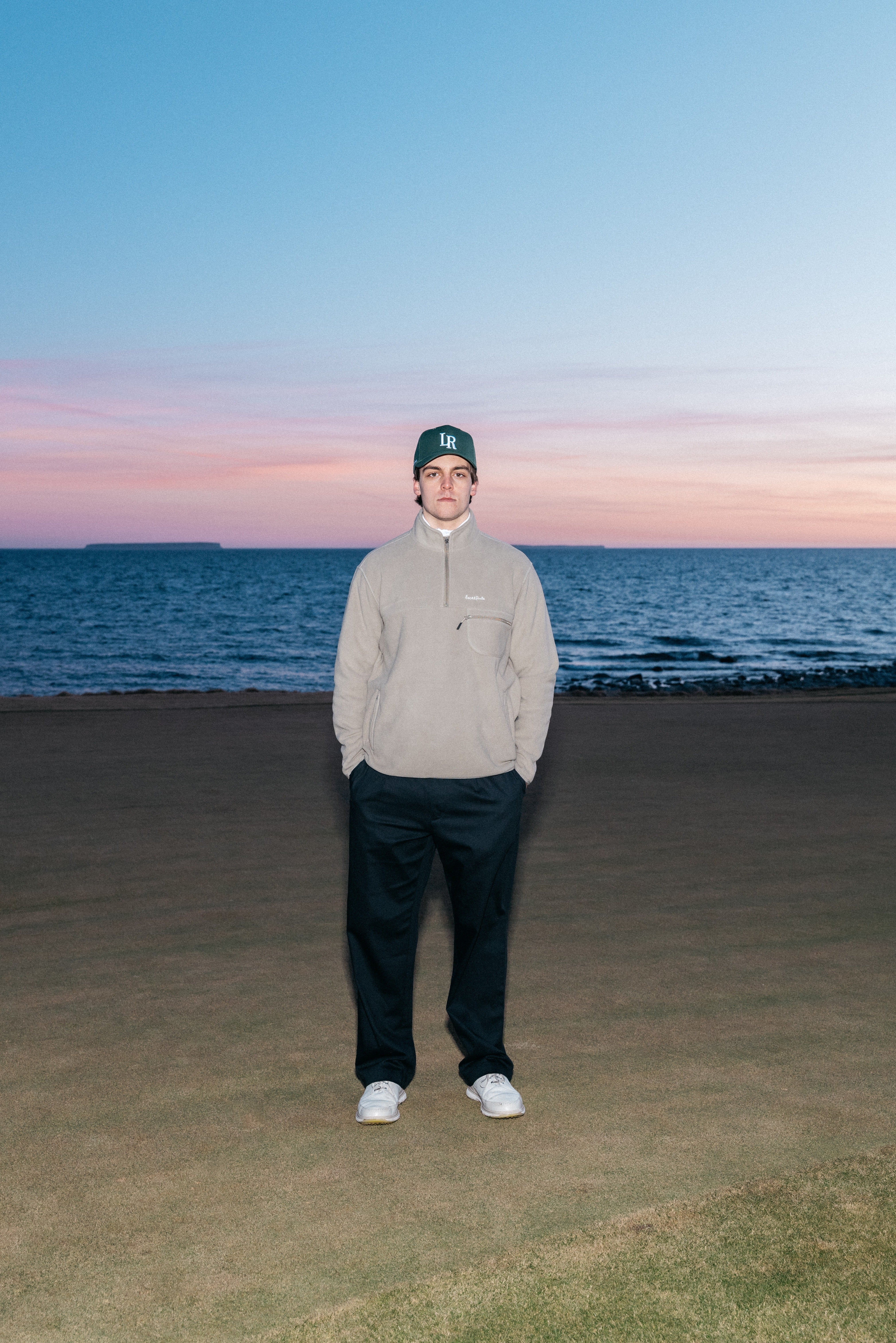 Två golfspelare samarbetar strategiskt på bana under greensome golf med gemensamt fokus på nästa slag