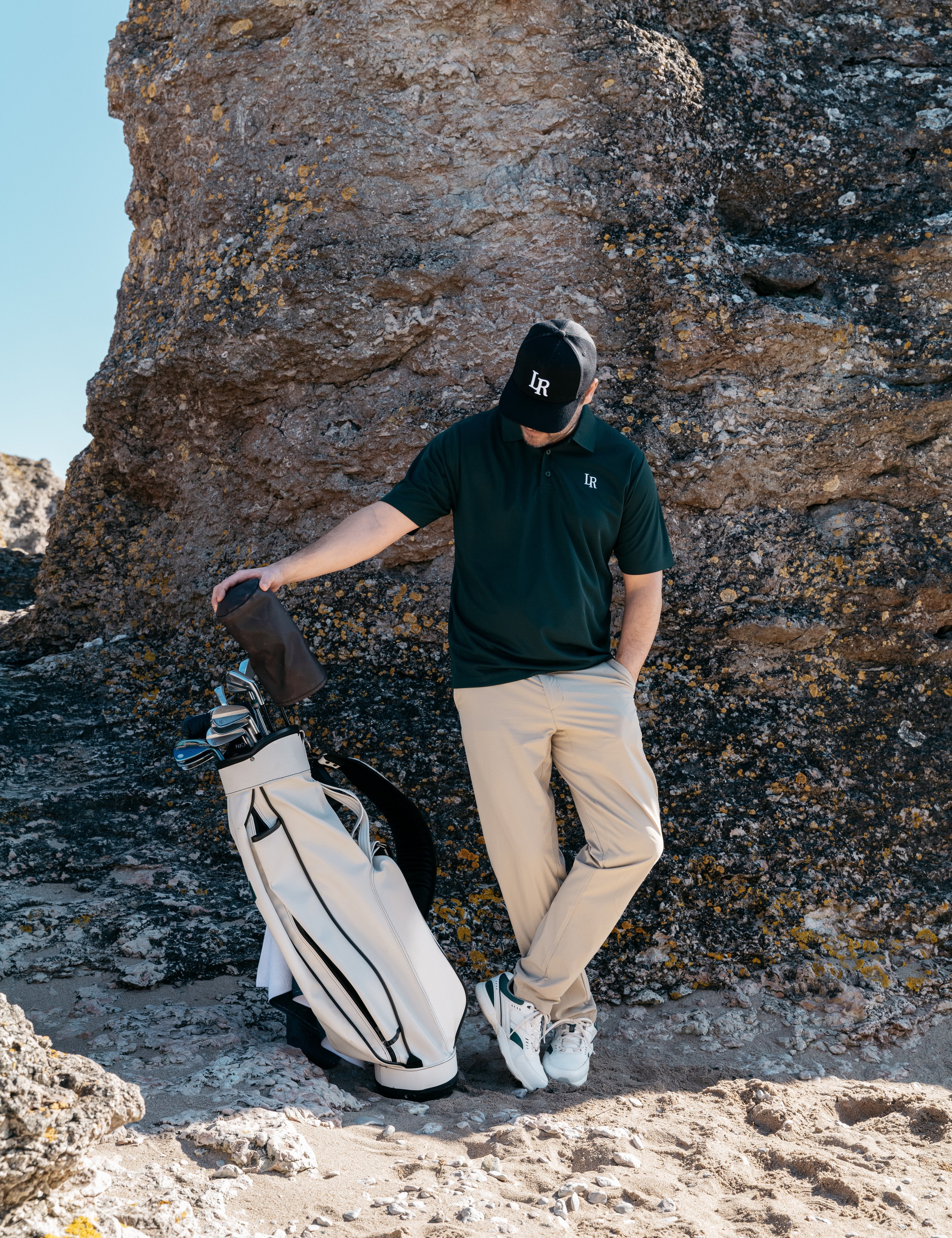 Golf caddie assisterar golfspelare på greenen med utrustning och strategiska råd under varierande väderförhållanden