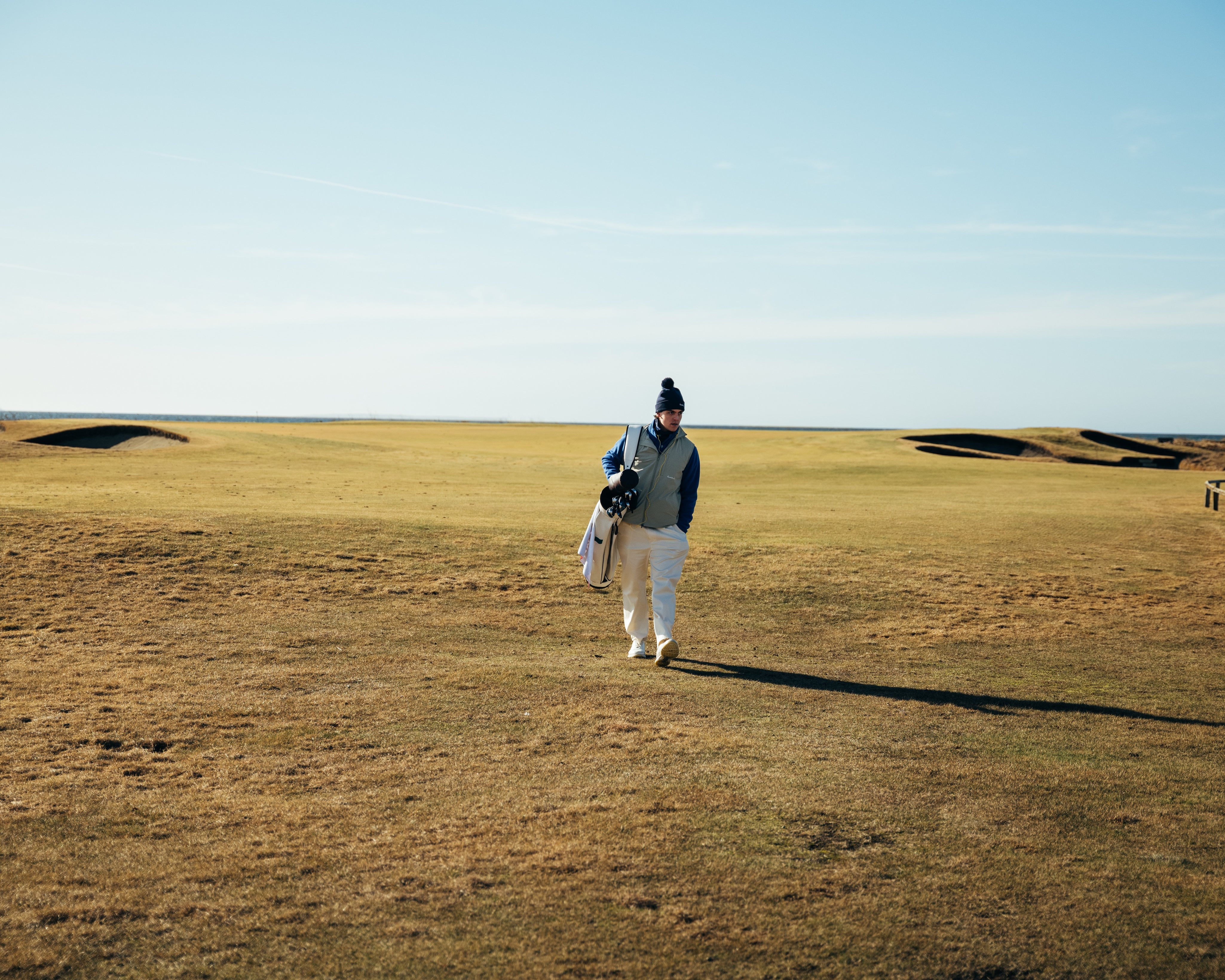 Glada golfare som provar annorlunda spelformer golf tillsammans på en grön bana för ökat samspel och variation