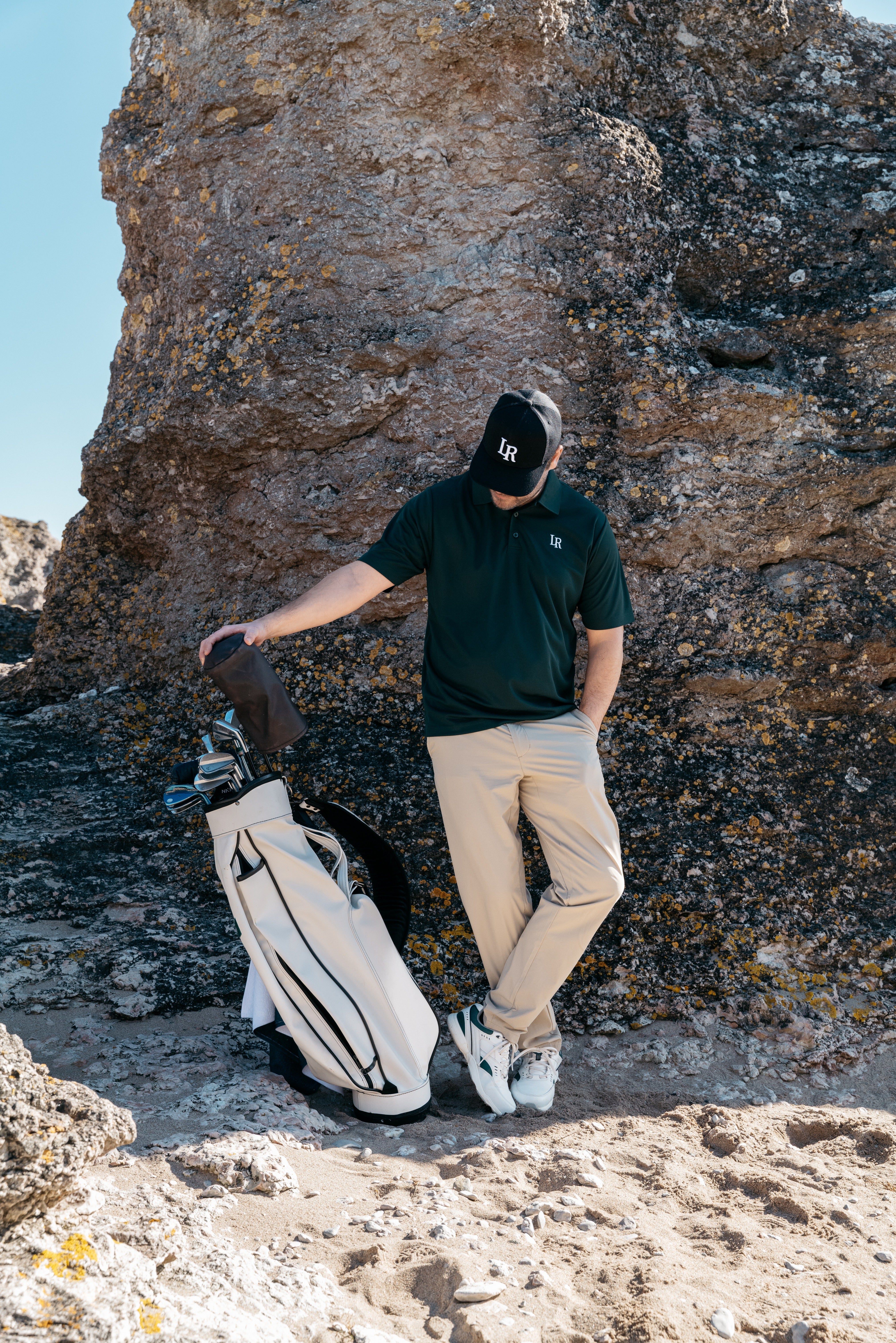Modern golf bag with 10-12 well-selected clubs showing what clubs should you have in your bag for versatile performance