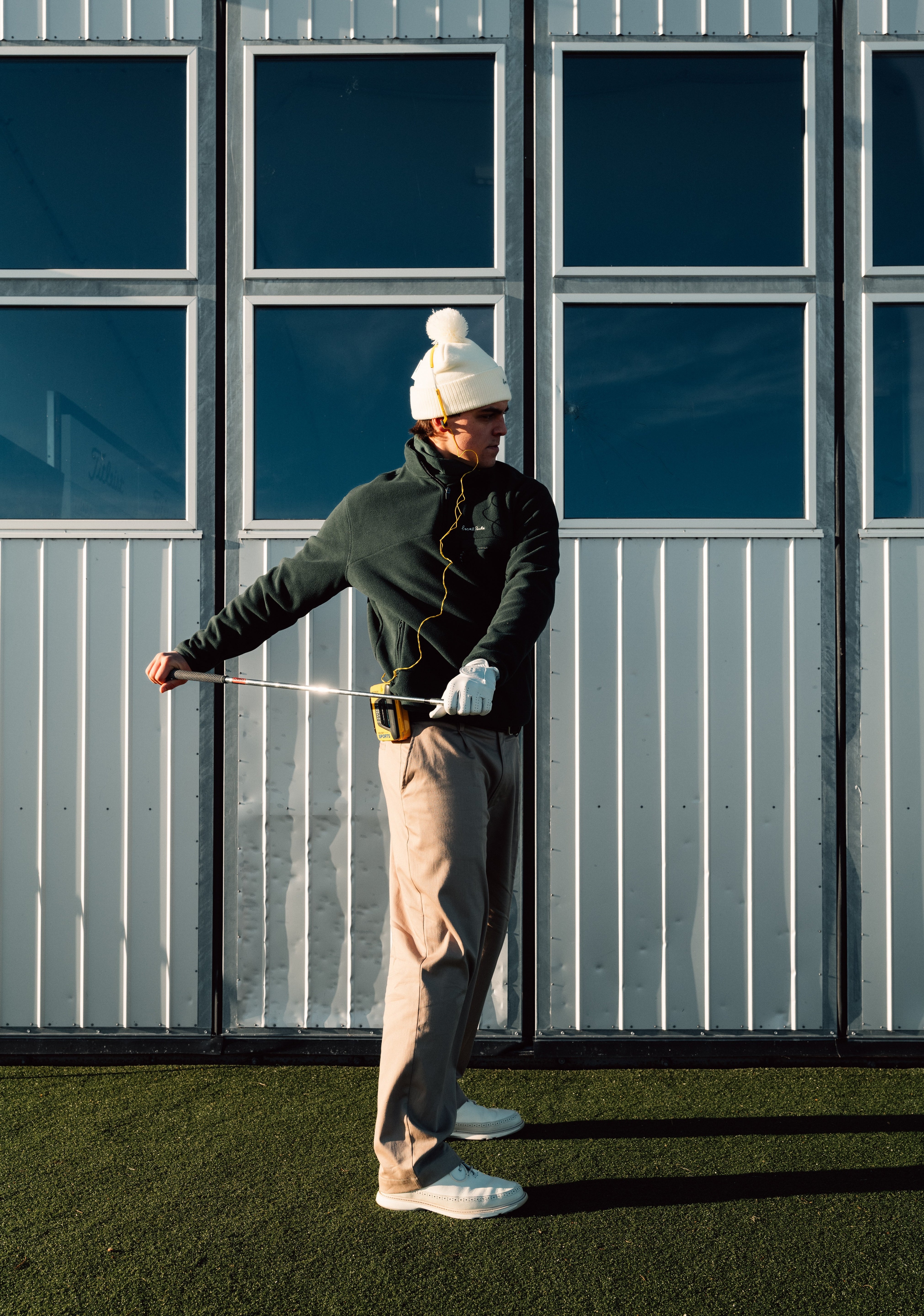 Golf kurs på driving range med nybörjare, PGA-tränare och digital teori i bakgrunden
