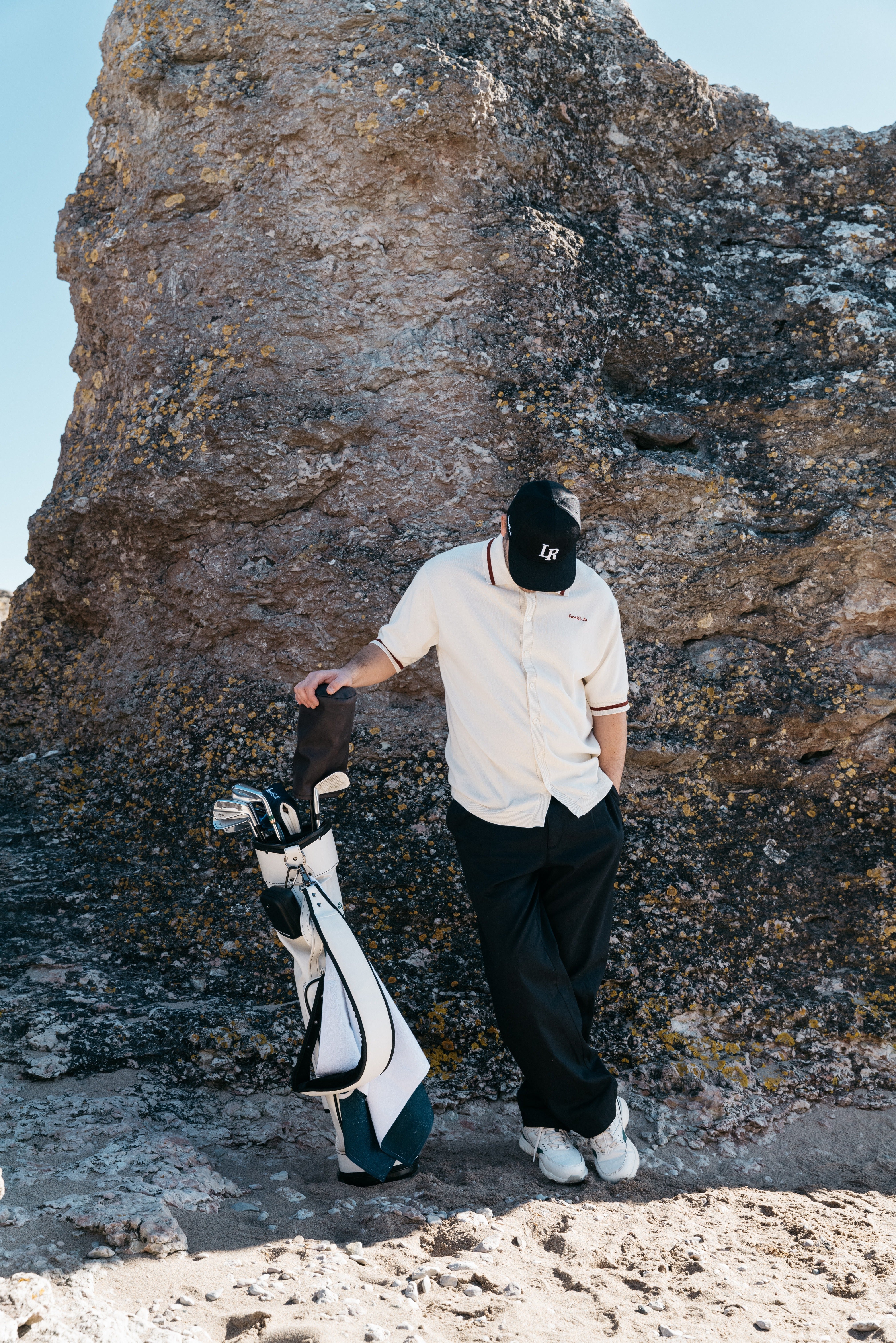 Slopetabell golf med olika handicaptabeller och färgade tees på en green samt scorekort och golfklubbor