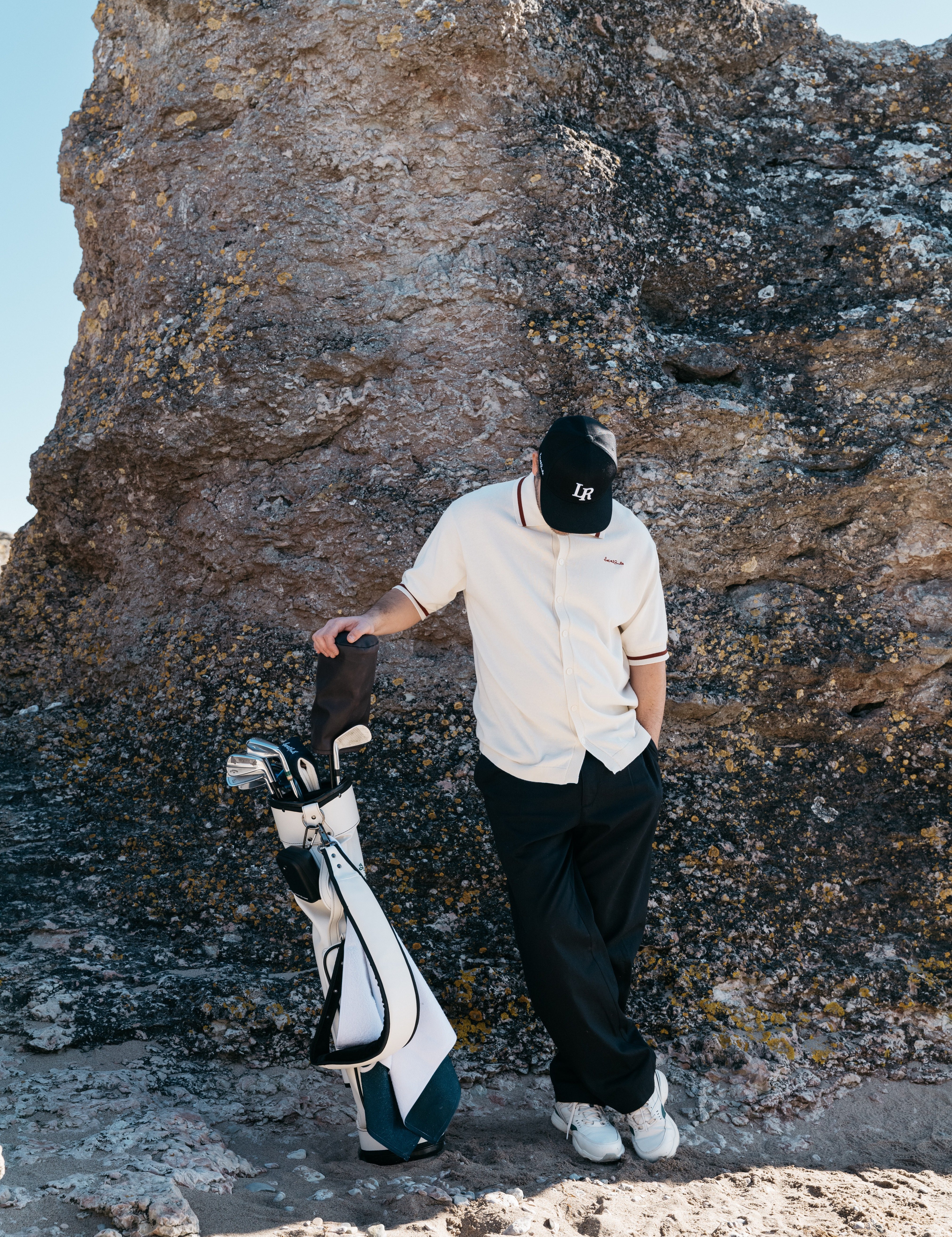 Slopetabell golf med olika handicaptabeller och färgade tees på en green samt scorekort och golfklubbor