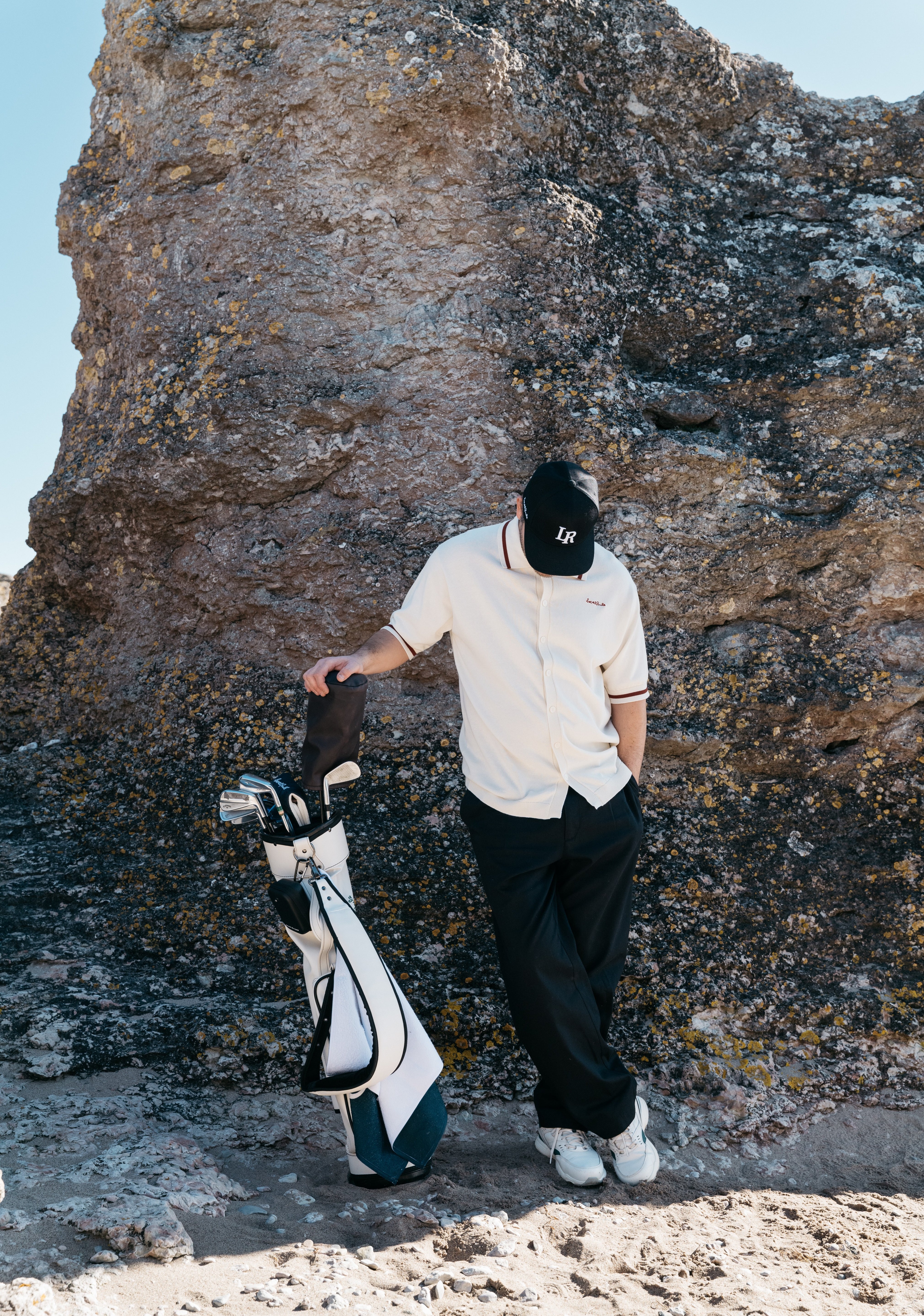Slopetabell golf med olika handicaptabeller och färgade tees på en green samt scorekort och golfklubbor