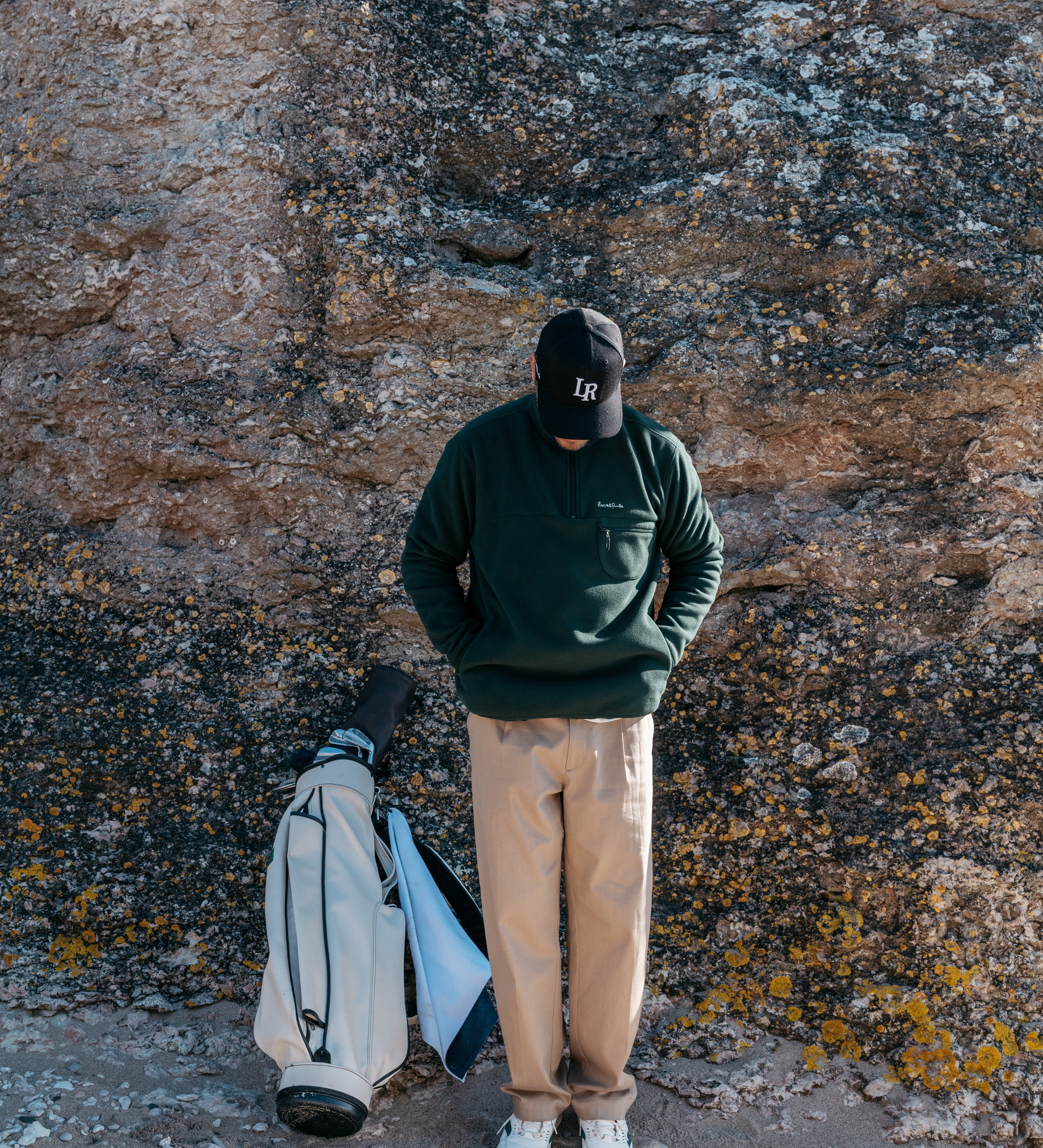 Golfare på bana som jämför scorekort för att diskutera vad är bra handicap i golf och olika nivåer