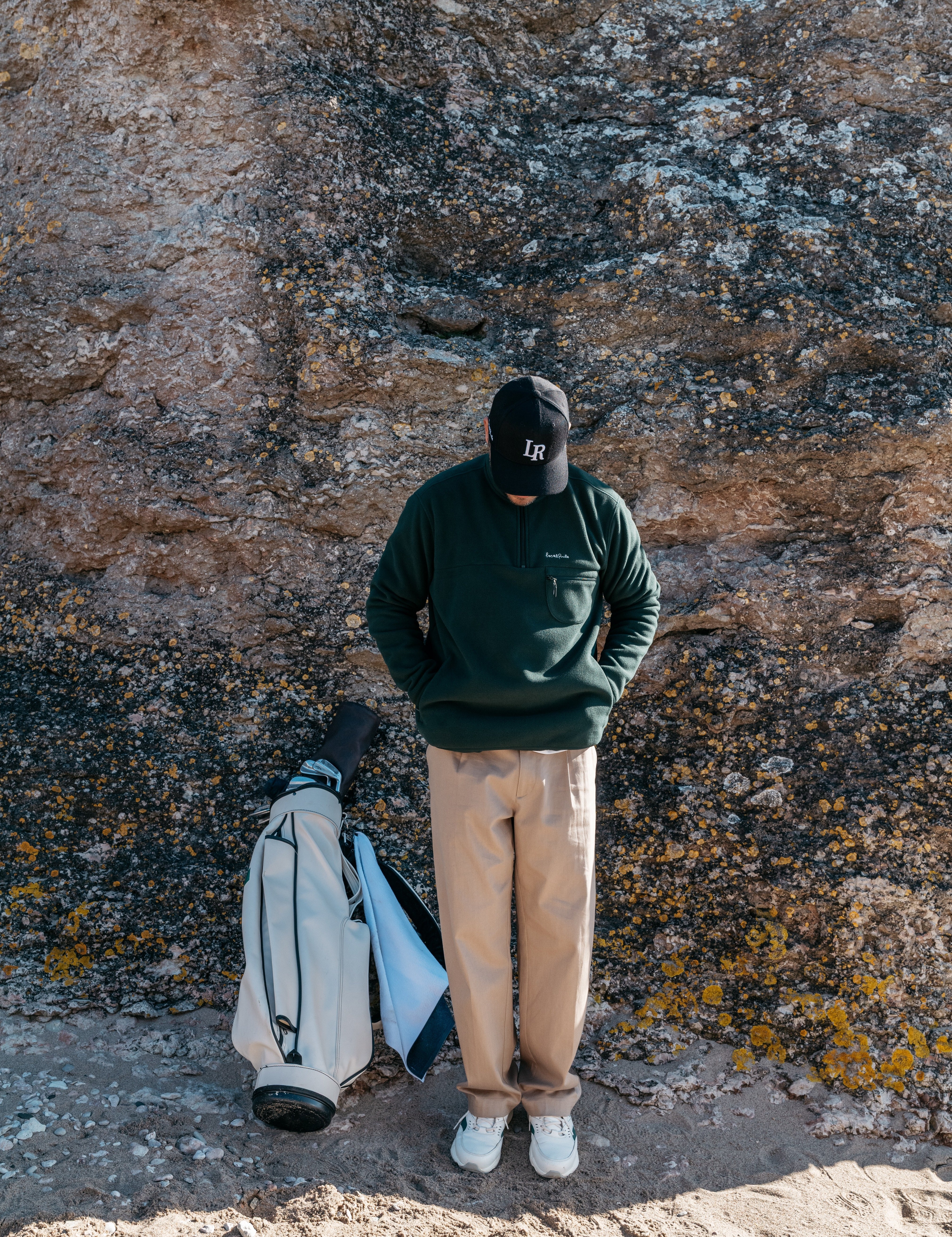 Golfare på bana som jämför scorekort för att diskutera vad är bra handicap i golf och olika nivåer