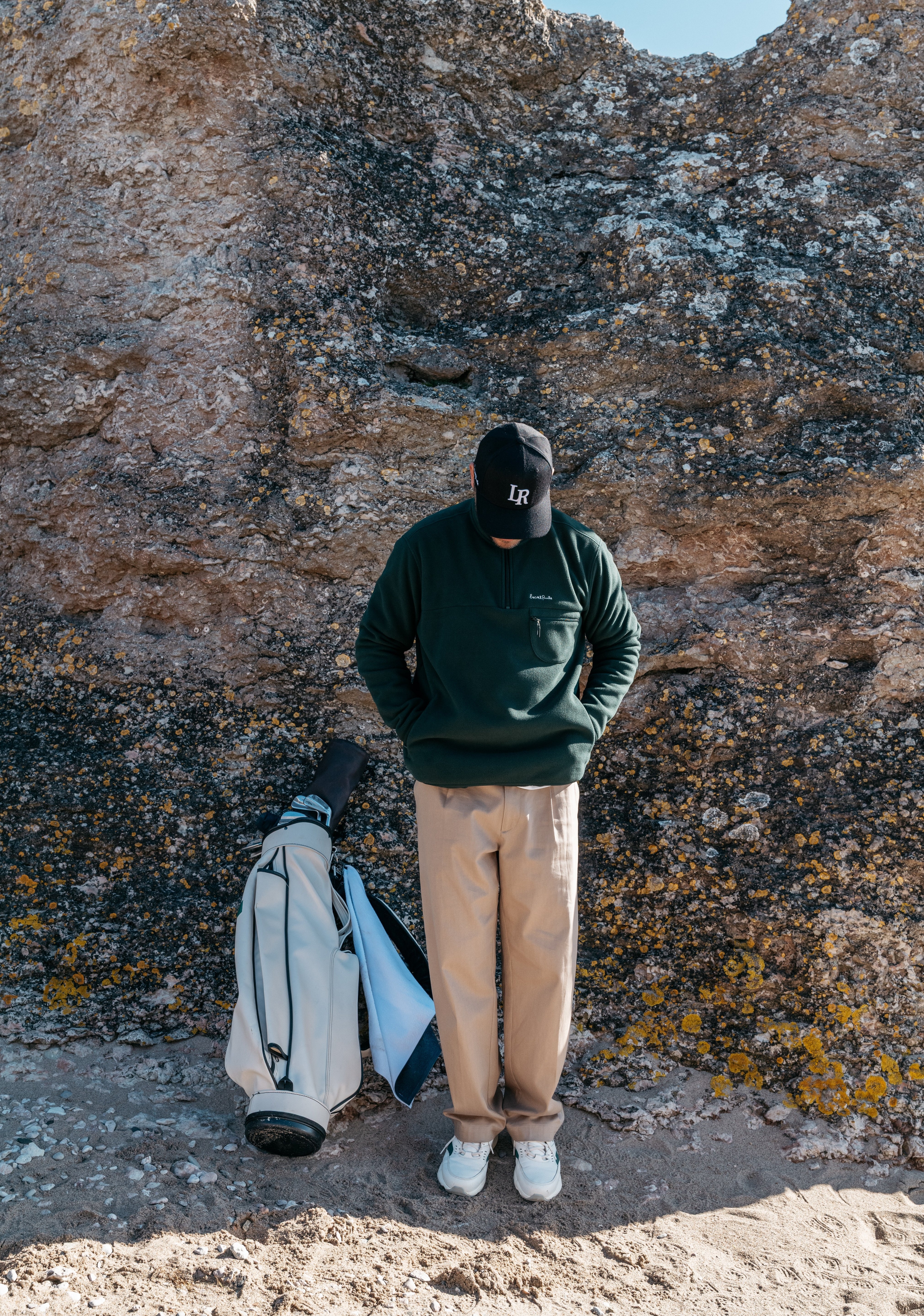 Golfare på bana som jämför scorekort för att diskutera vad är bra handicap i golf och olika nivåer