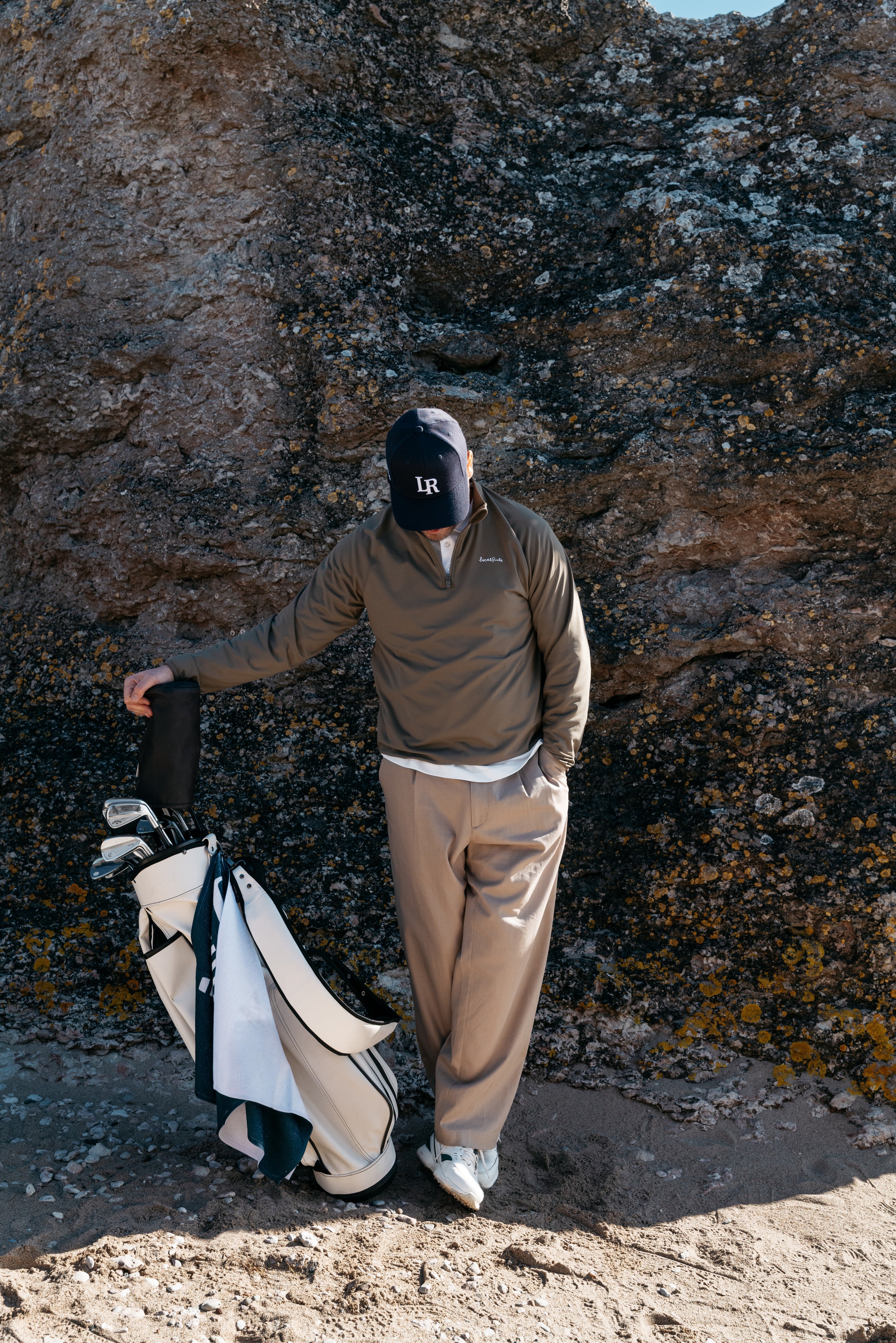 Golfspelare utför styrketräning i funktionella plagg för ökad klubbhastighet och skadefri träning