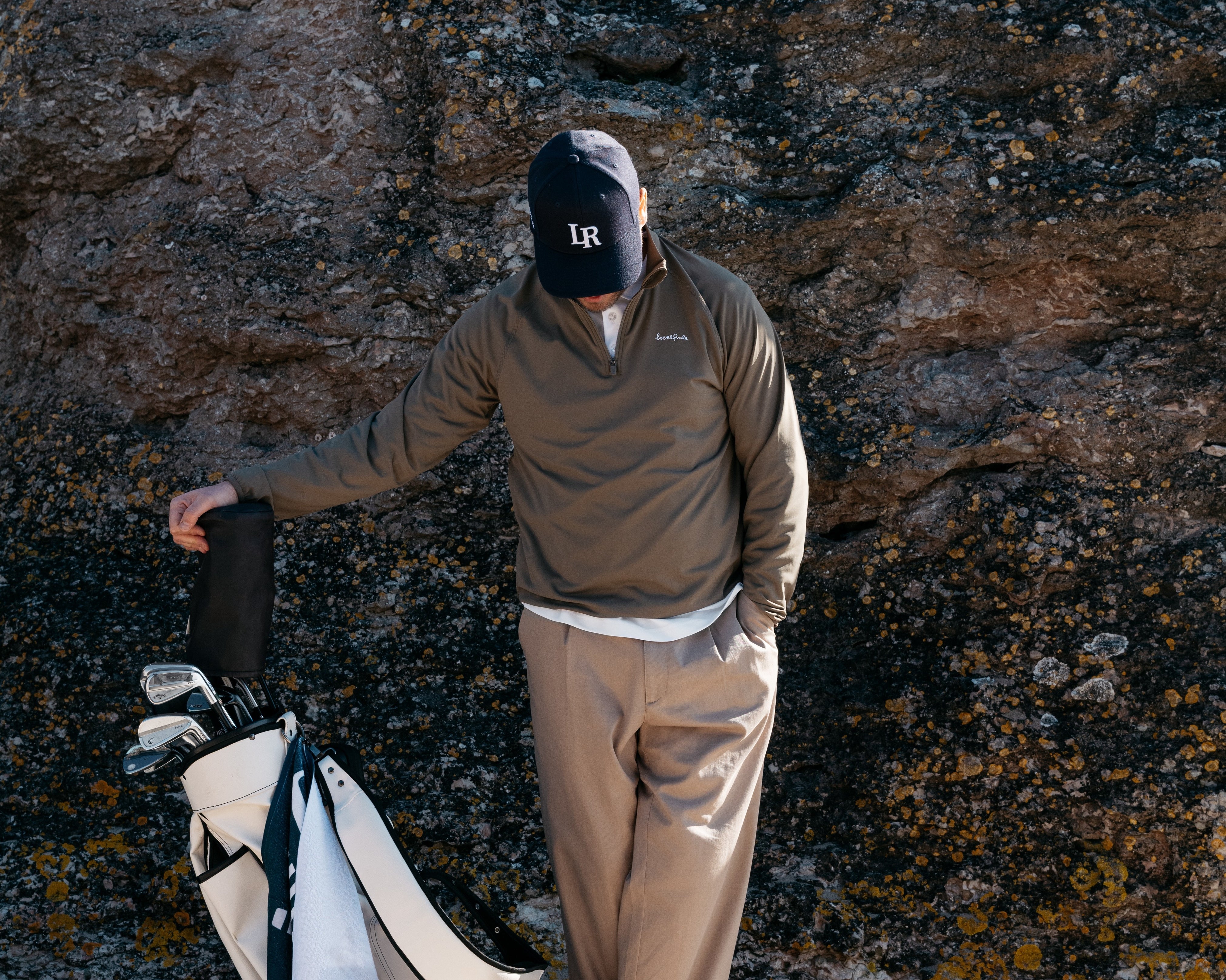 Golfspelare utför styrketräning i funktionella plagg för ökad klubbhastighet och skadefri träning