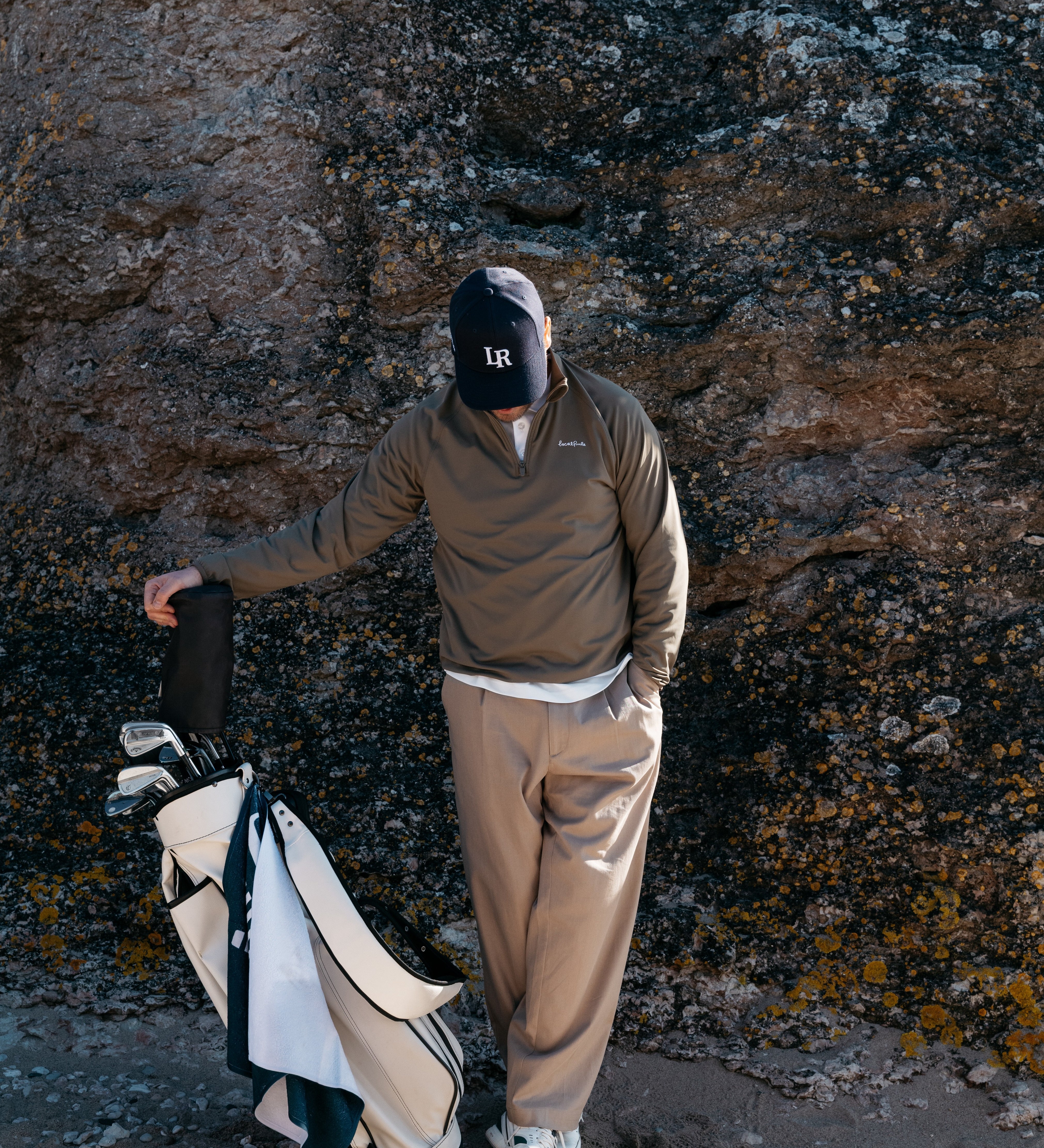 Golfspelare utför styrketräning i funktionella plagg för ökad klubbhastighet och skadefri träning