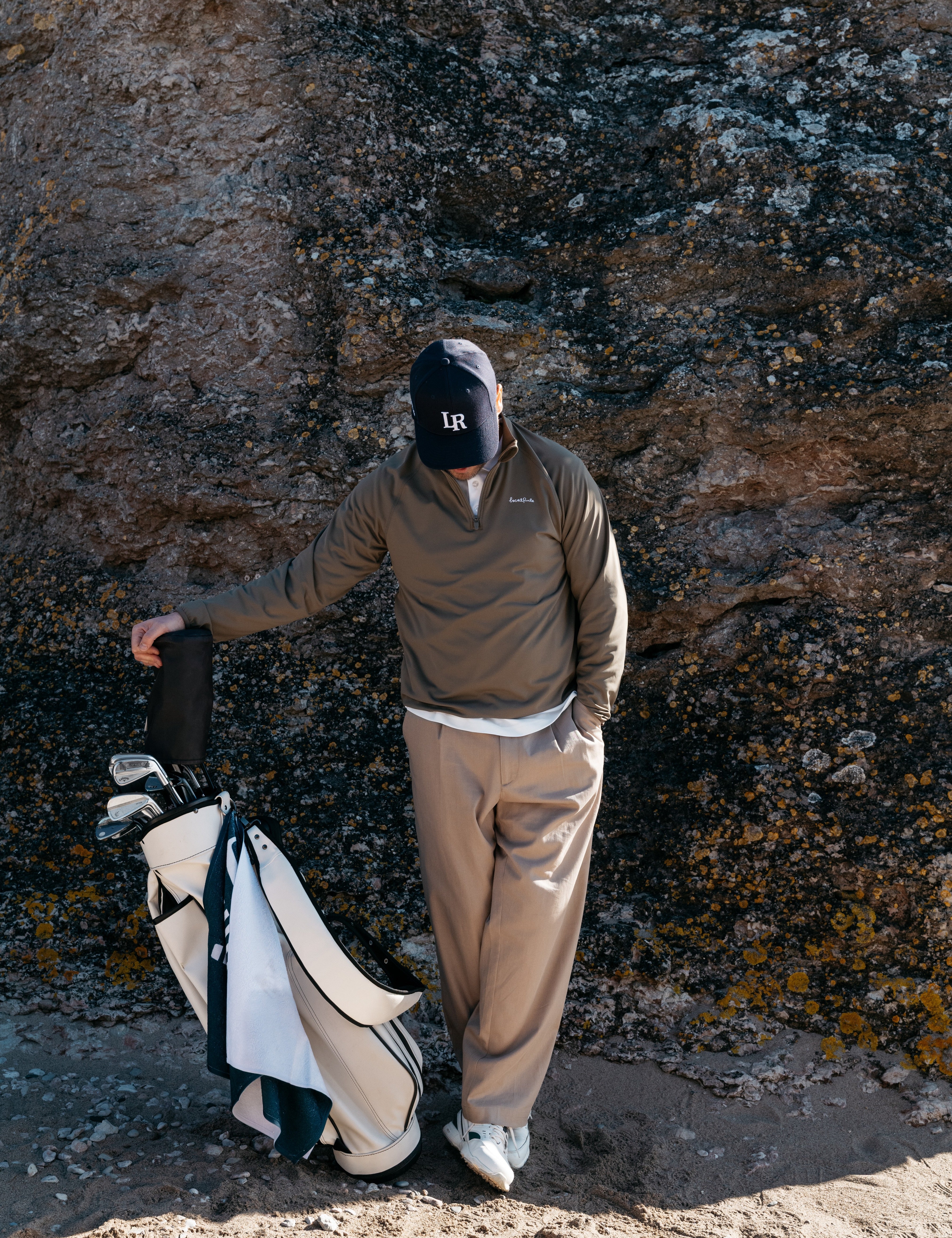 Golfspelare utför styrketräning i funktionella plagg för ökad klubbhastighet och skadefri träning
