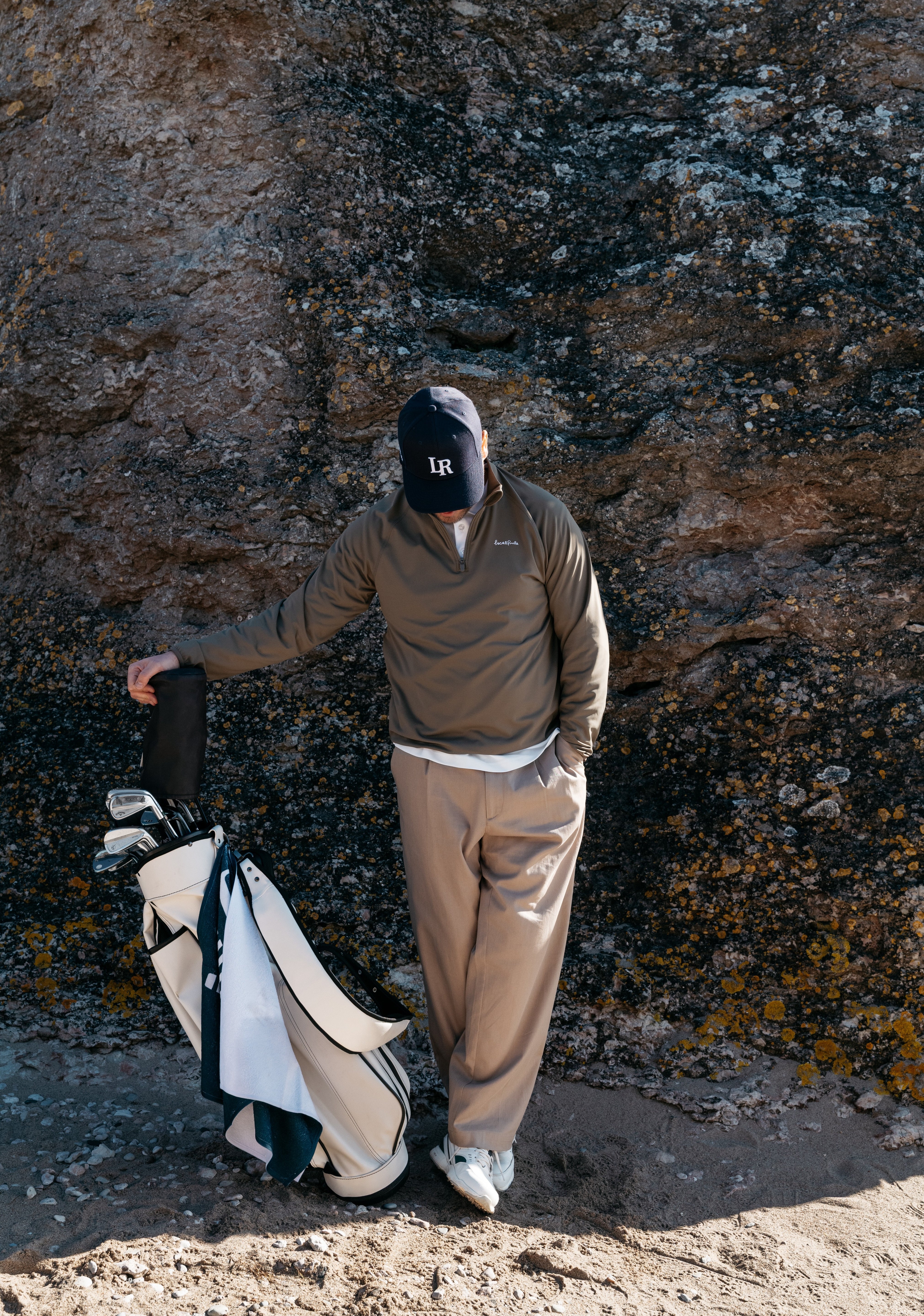 Golfspelare utför styrketräning i funktionella plagg för ökad klubbhastighet och skadefri träning