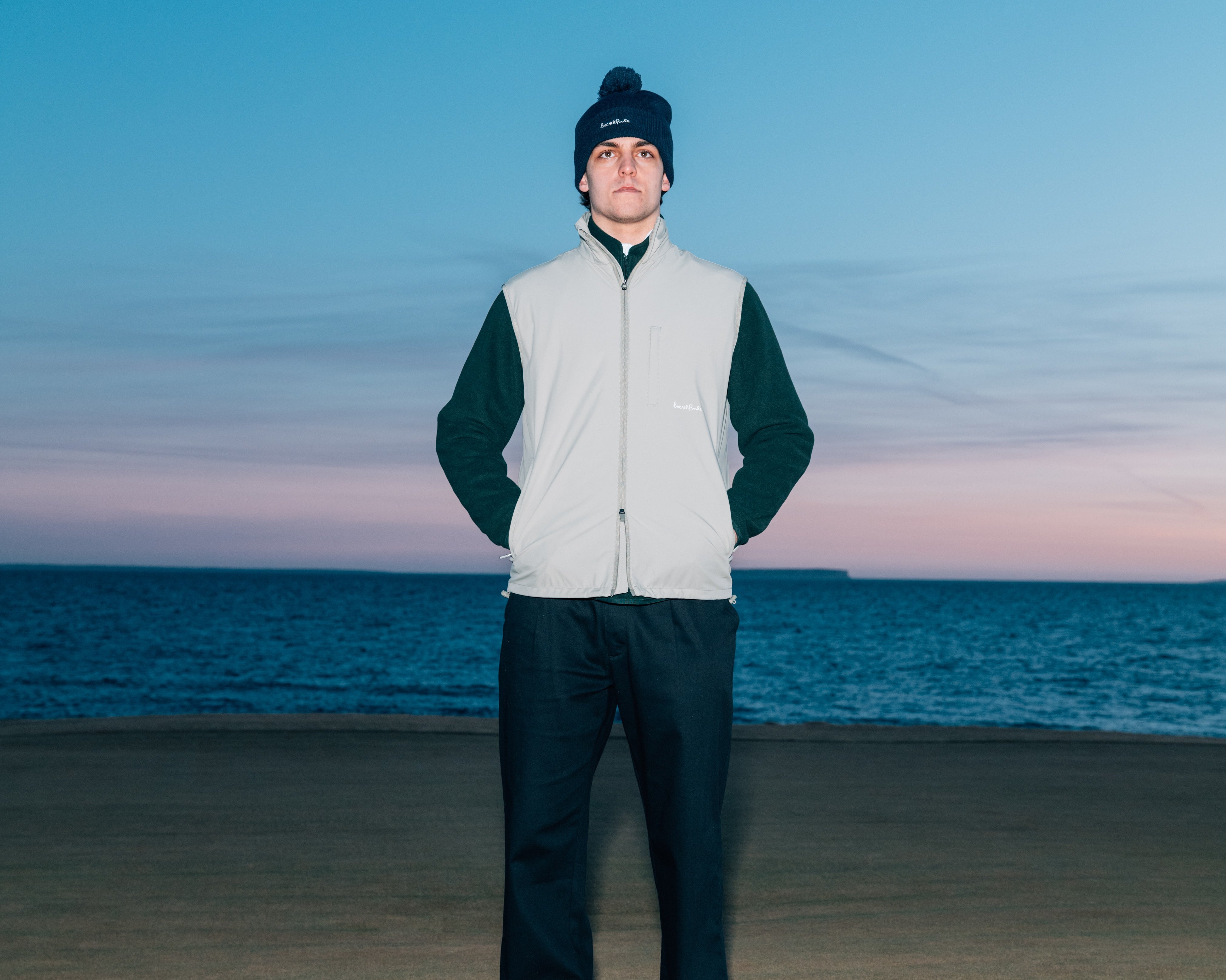 Stilrena golf fashion-outfits med tekniska material, perfekt kombinerade för både golfrundan och vardagsbruk