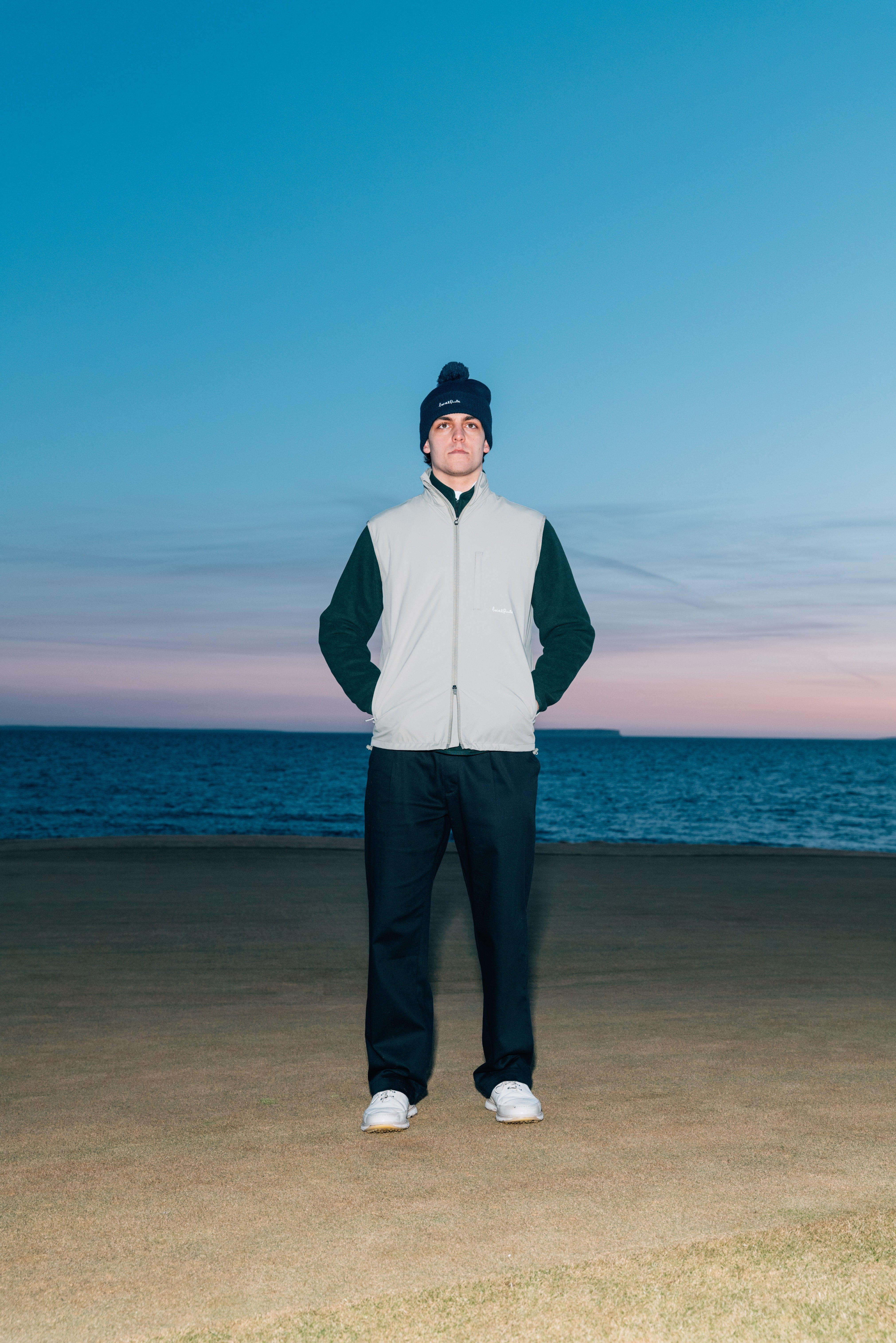 Stilrena golf fashion-outfits med tekniska material, perfekt kombinerade för både golfrundan och vardagsbruk