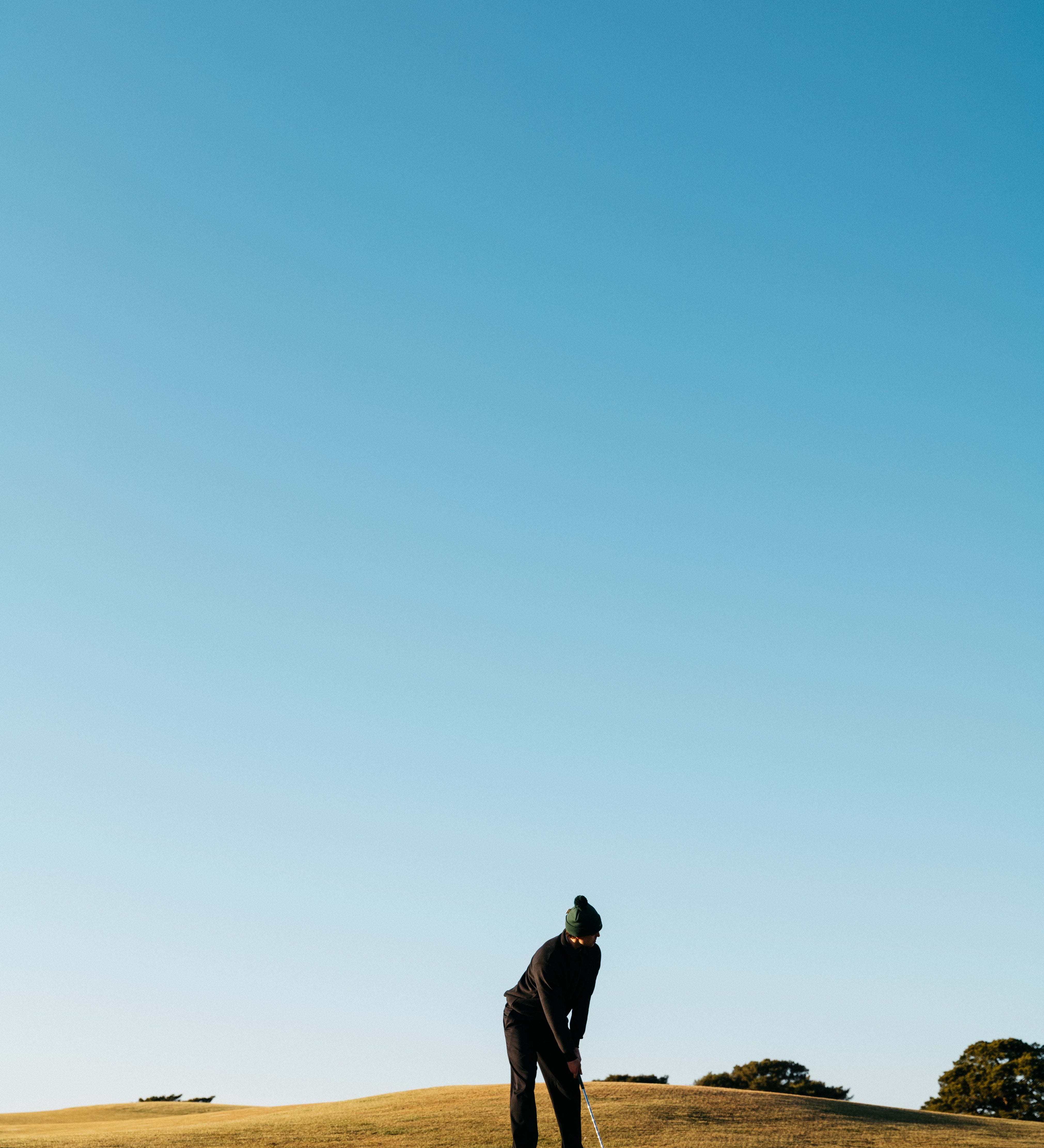 Golfspelare i tävling på grön bana med scorekort och digital anmälan, fokus på golftävlingar och rättvisa regler