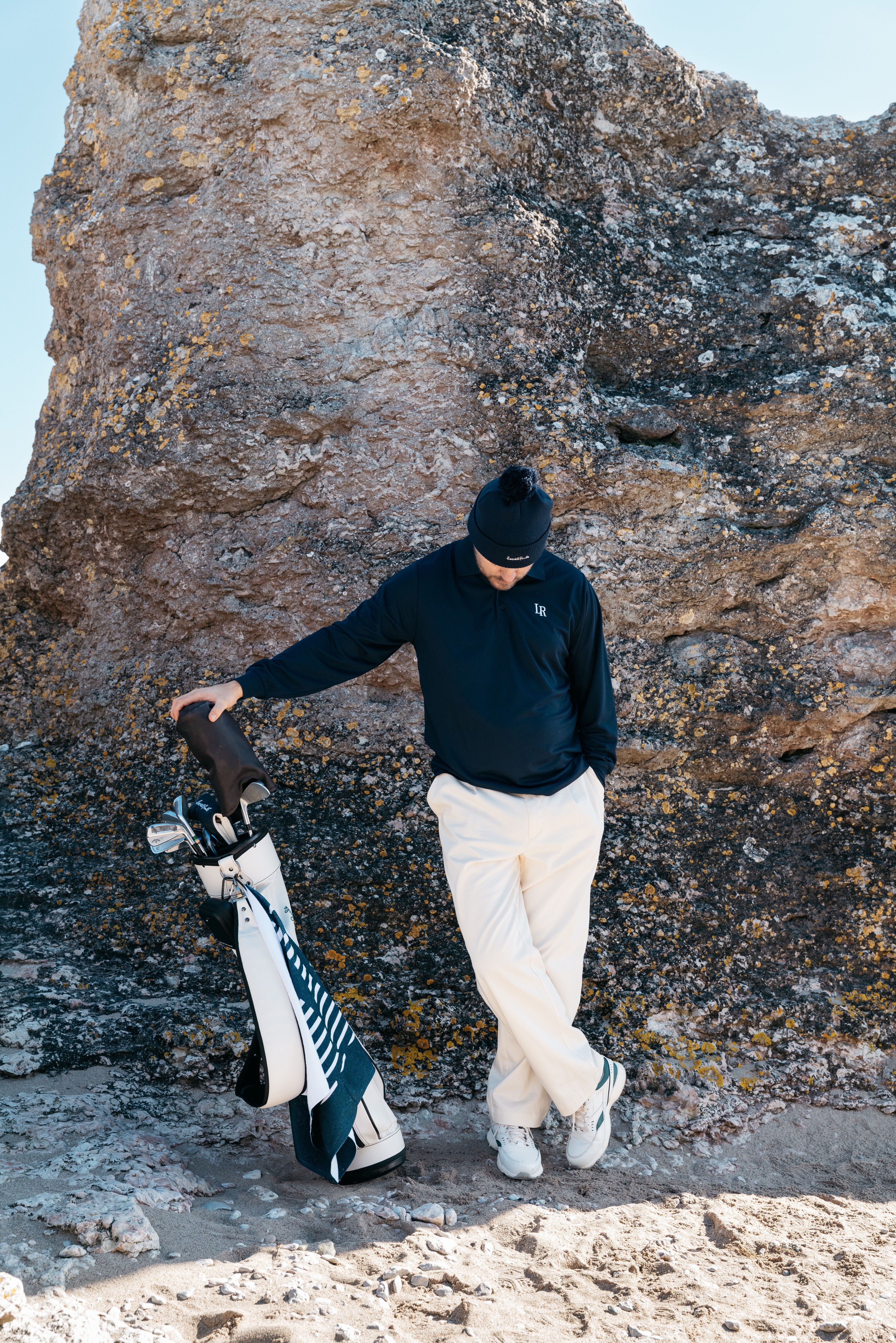 Golfspelare utrustade för vintergolf på snöig svensk bana i krispigt ljus och stilla vinterlandskap