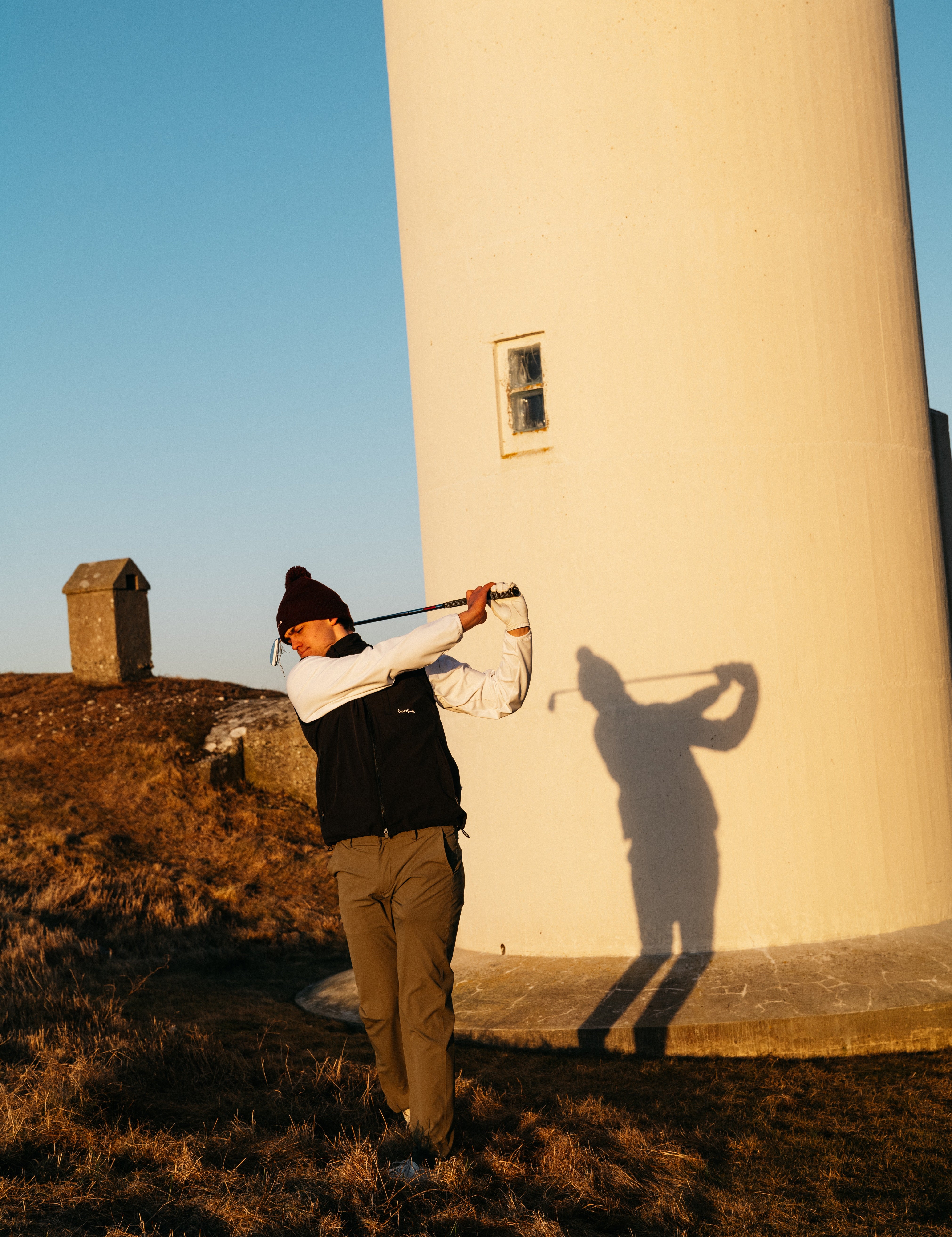 Golfspelare på green förklarar golftermer svenska, visar scorekort och olika delar av golfbanan