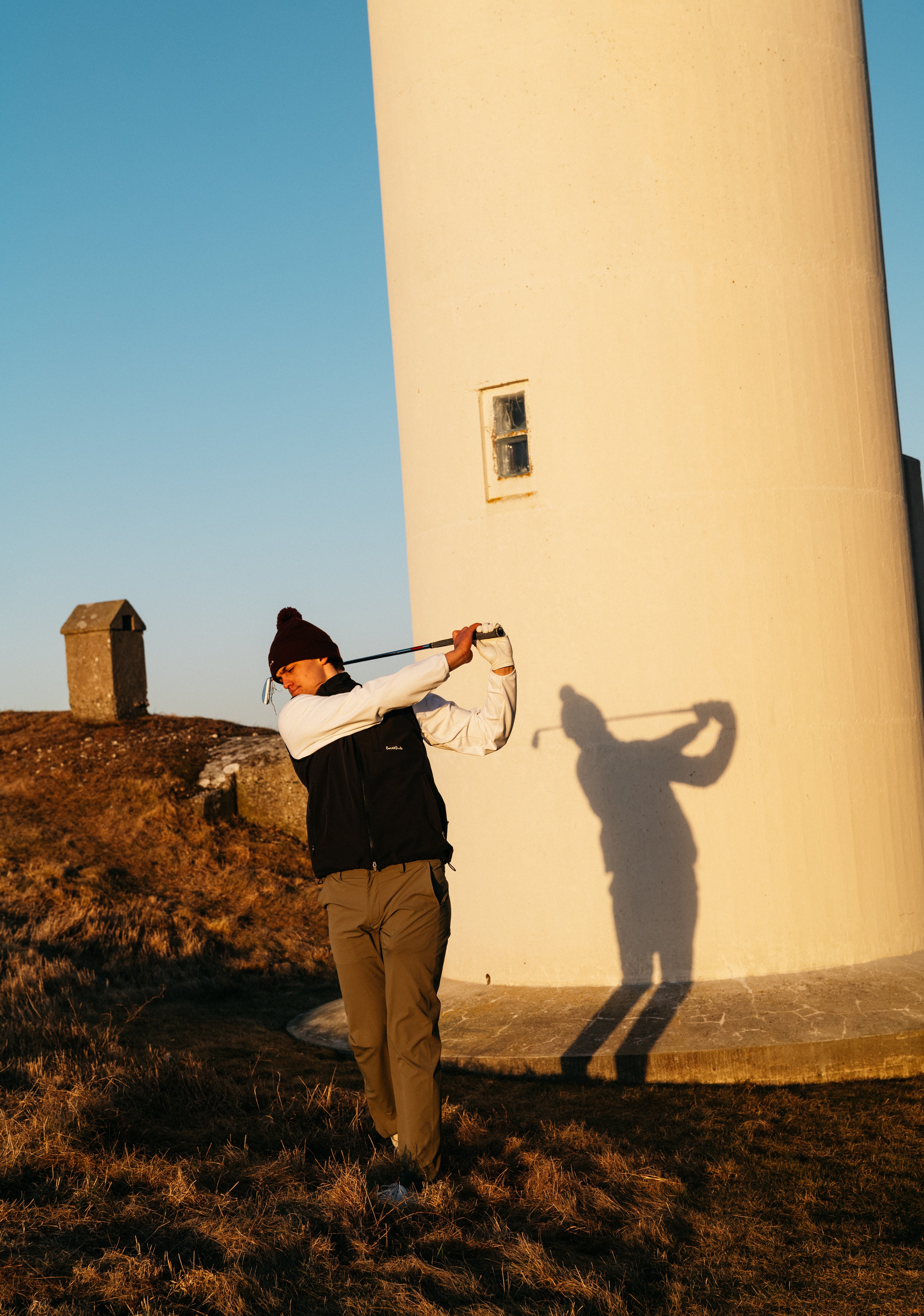 Golfspelare på green förklarar golftermer svenska, visar scorekort och olika delar av golfbanan