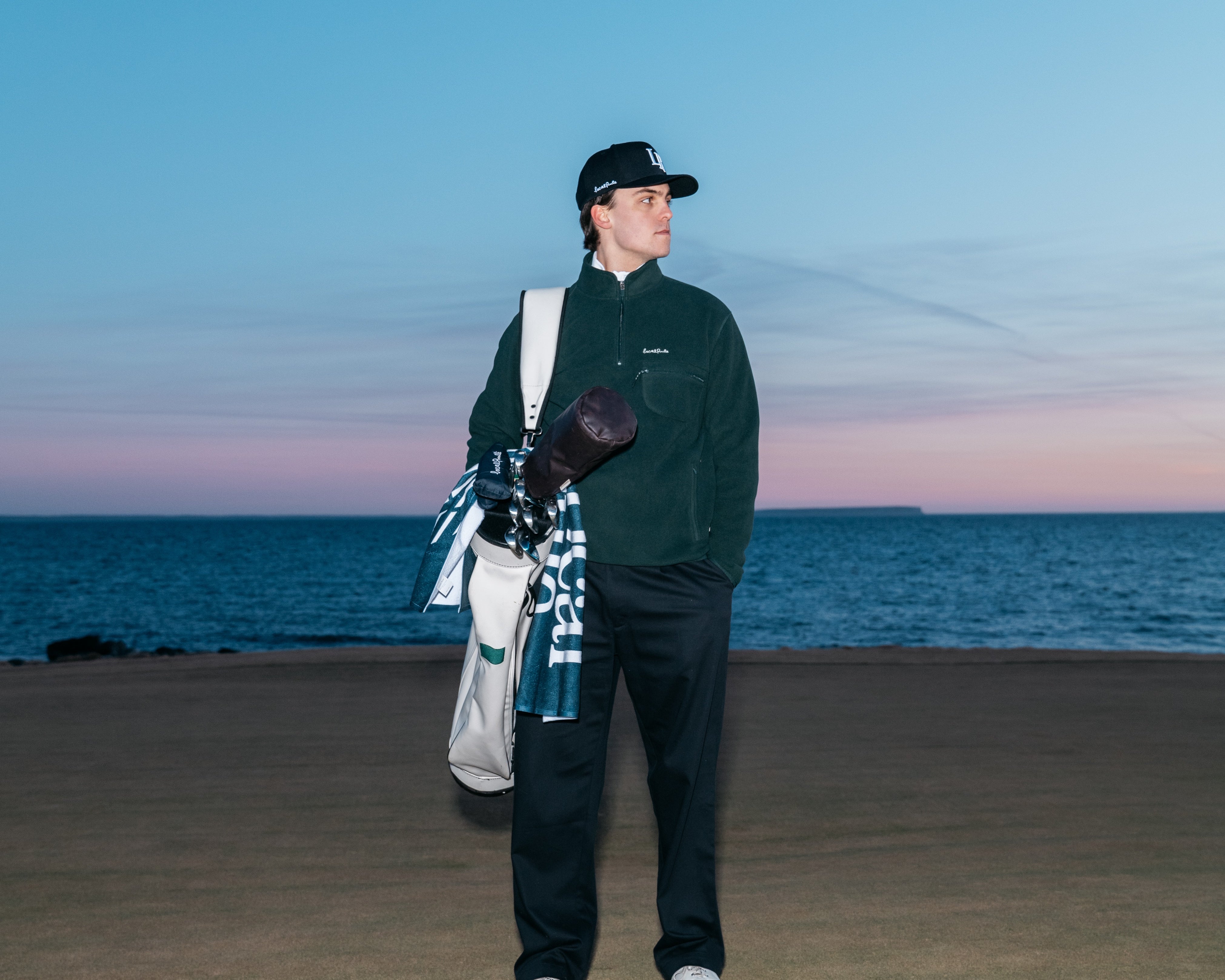 Nybörjare på golfkurs tränar sving på driving range med instruktör för att ta Grönt Kort