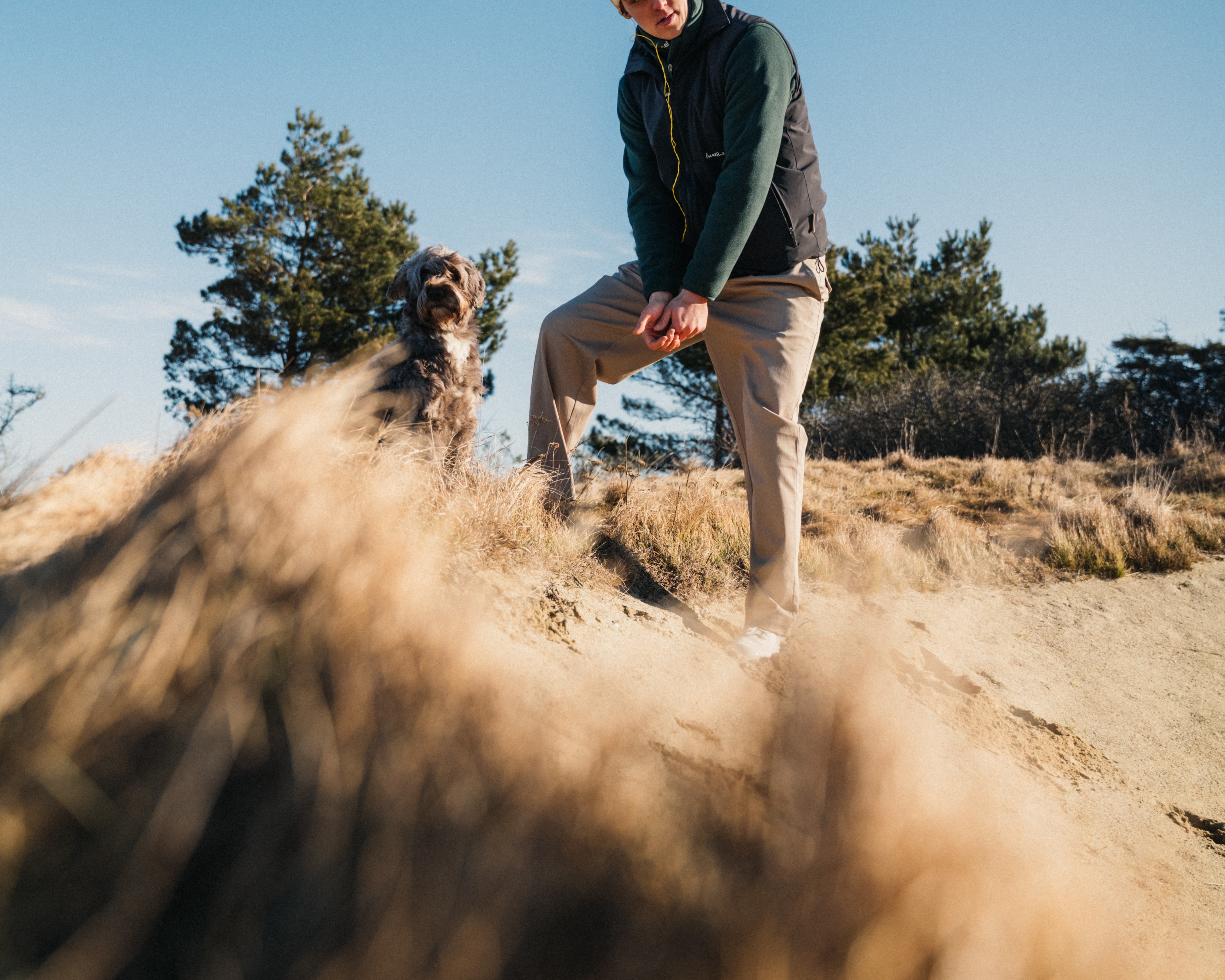 Golfbanor i Dalarna med vy över Siljan, grönskande fairways, skog, fjäll och parker i morgondimma