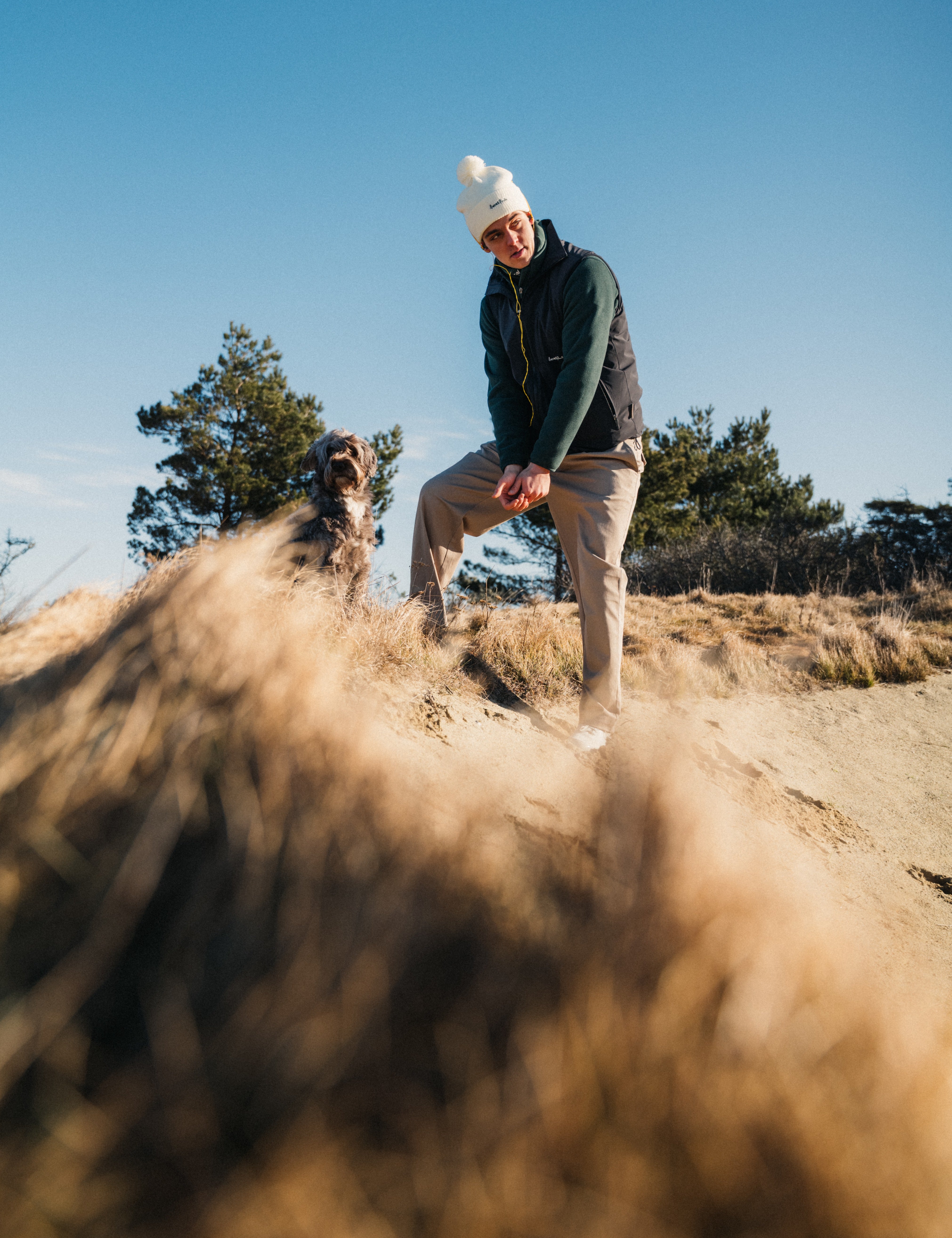Golfbanor i Dalarna med vy över Siljan, grönskande fairways, skog, fjäll och parker i morgondimma