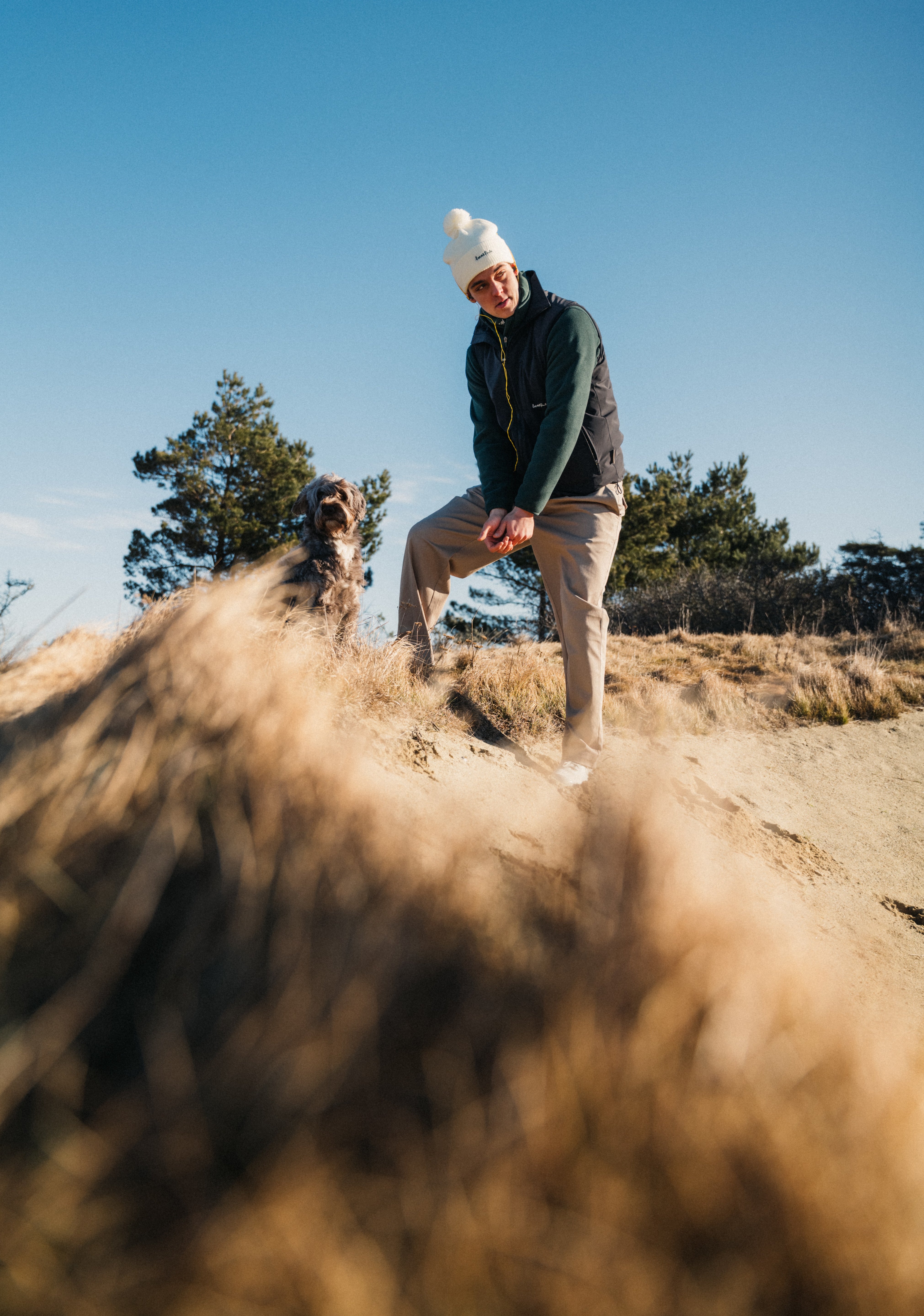 Golfbanor i Dalarna med vy över Siljan, grönskande fairways, skog, fjäll och parker i morgondimma