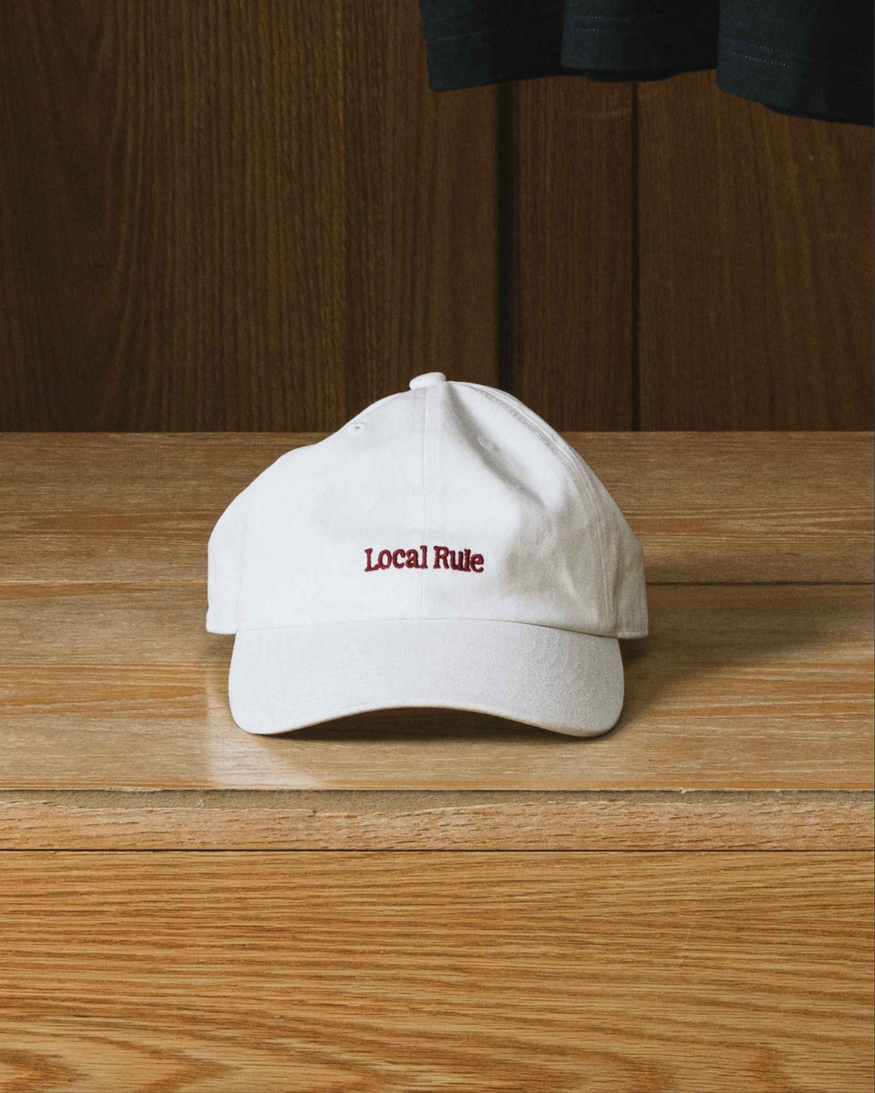 LocalRule_CottonCap_OffWhite_Lockerroom_Close.jpg
