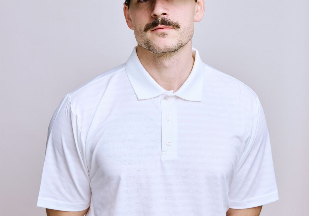 LocalRule_TechPolo_White_2024_halvkropp.jpg